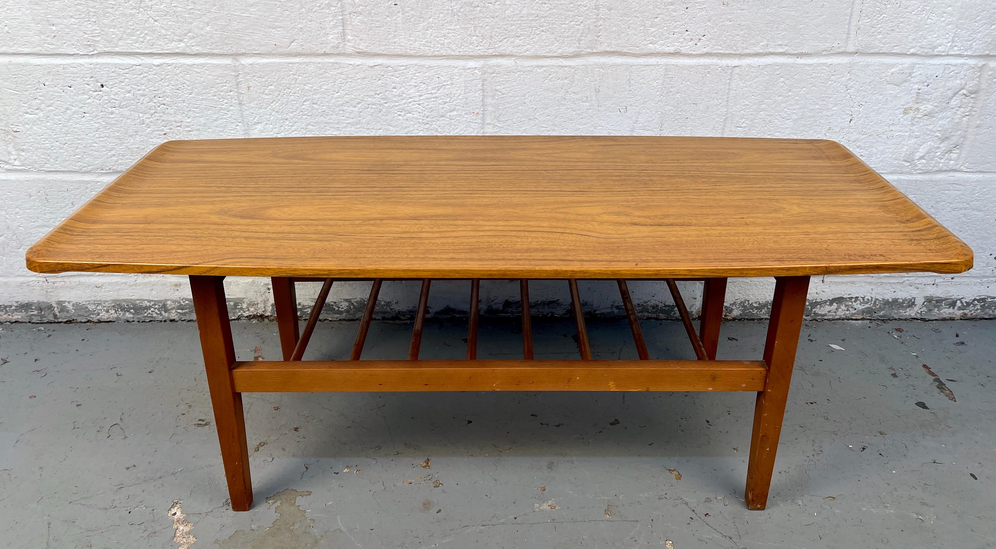 Charmante table basse de style danois en vinyle moderne du milieu du siècle. Compacte mais pleine de caractère, elle présente des lignes épurées et un design scandinave chaleureux, parfaits pour une petite table basse ou une pièce