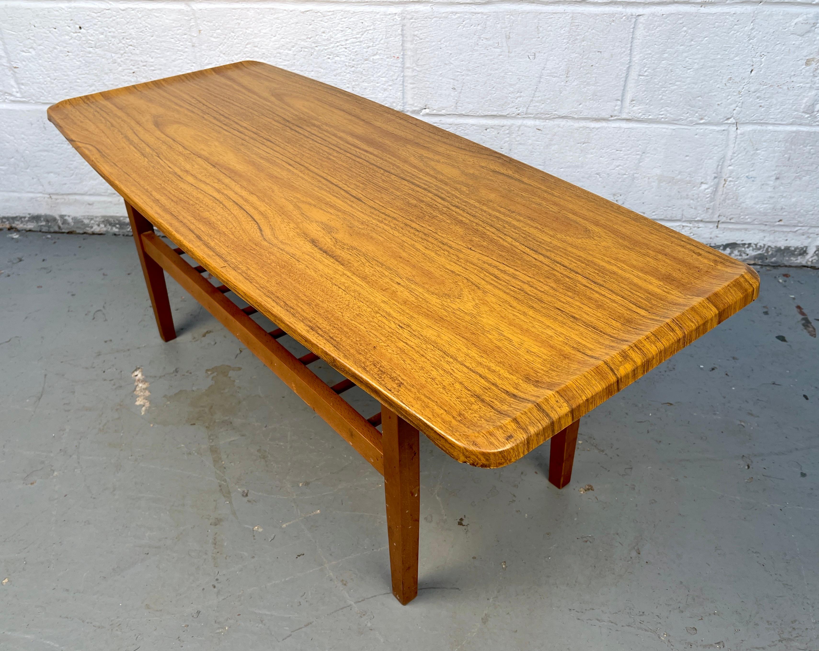 Mid-Century Modern Table basse en vinyle teck moderne du milieu du siècle en vente