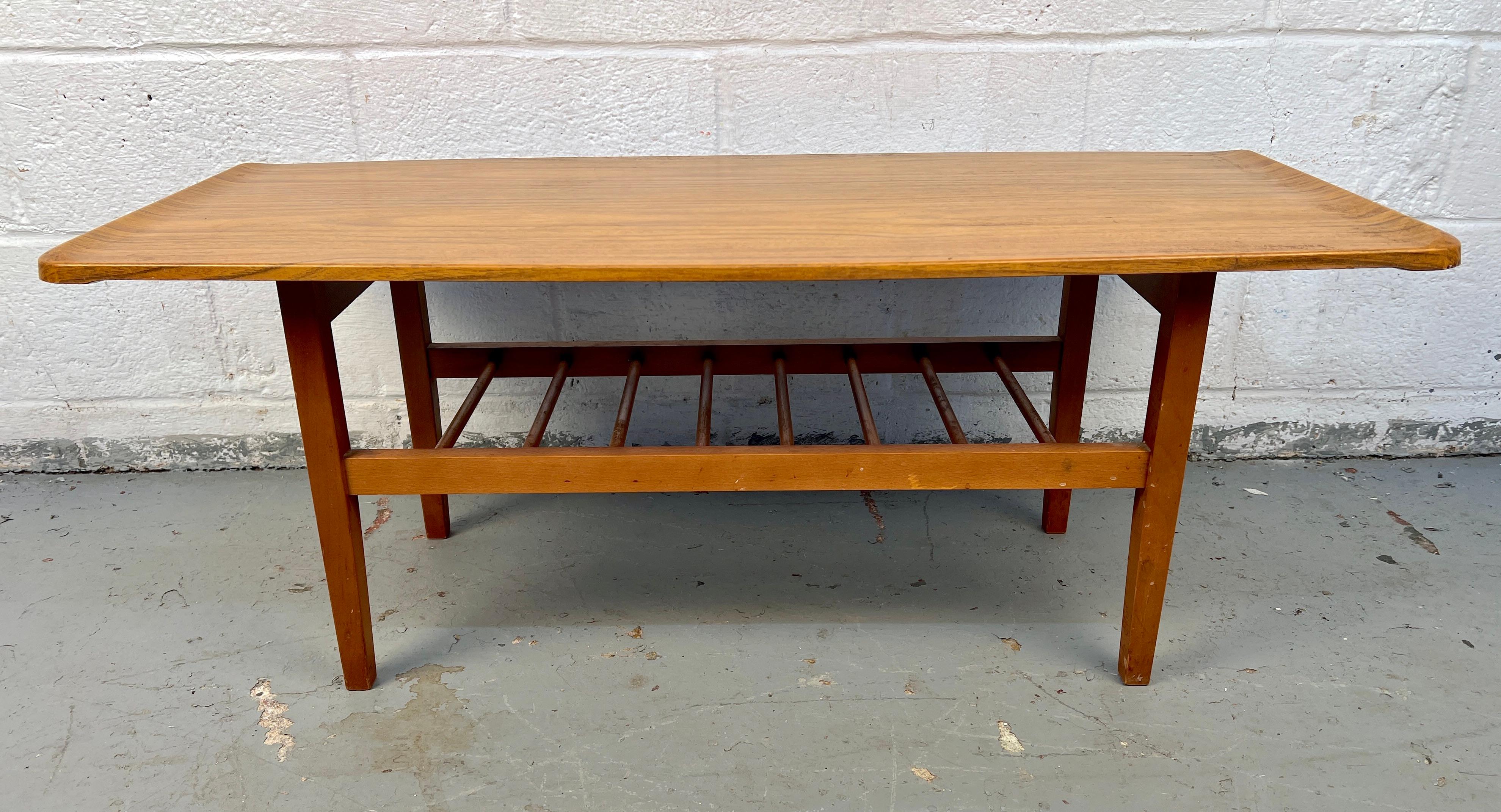 20ième siècle Table basse en vinyle teck moderne du milieu du siècle en vente