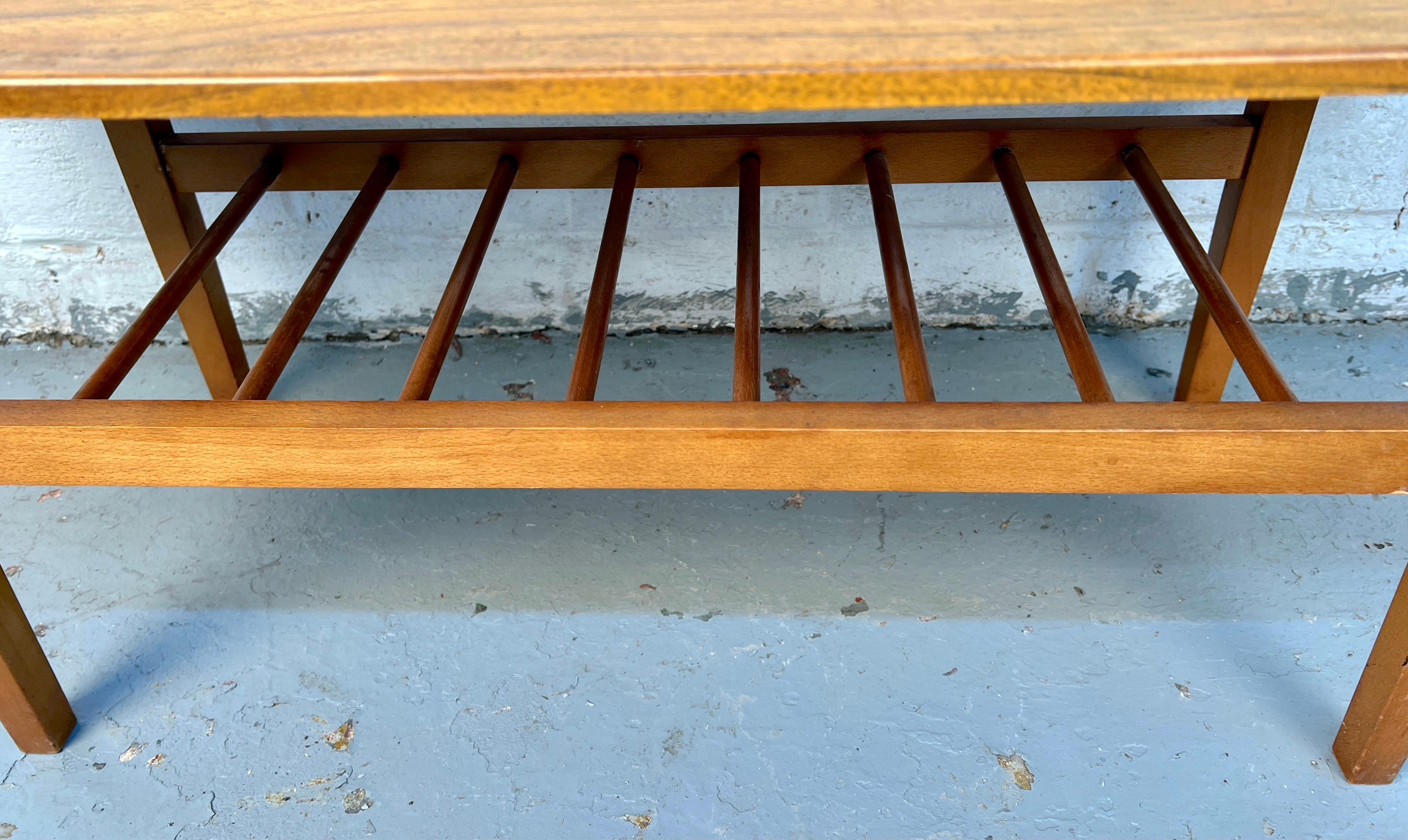 Teck Table basse en vinyle teck moderne du milieu du siècle en vente