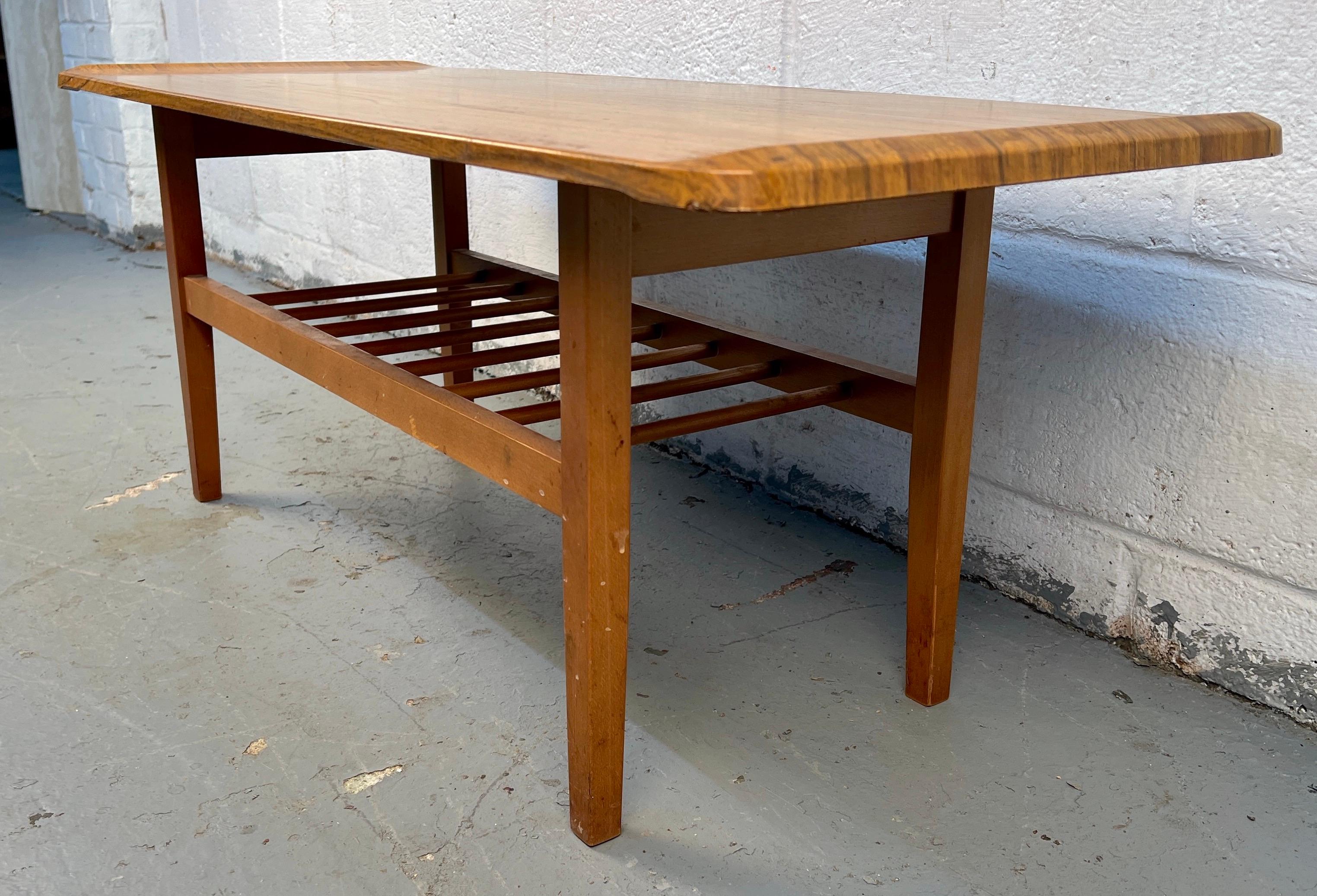 Table basse en vinyle teck moderne du milieu du siècle en vente 2