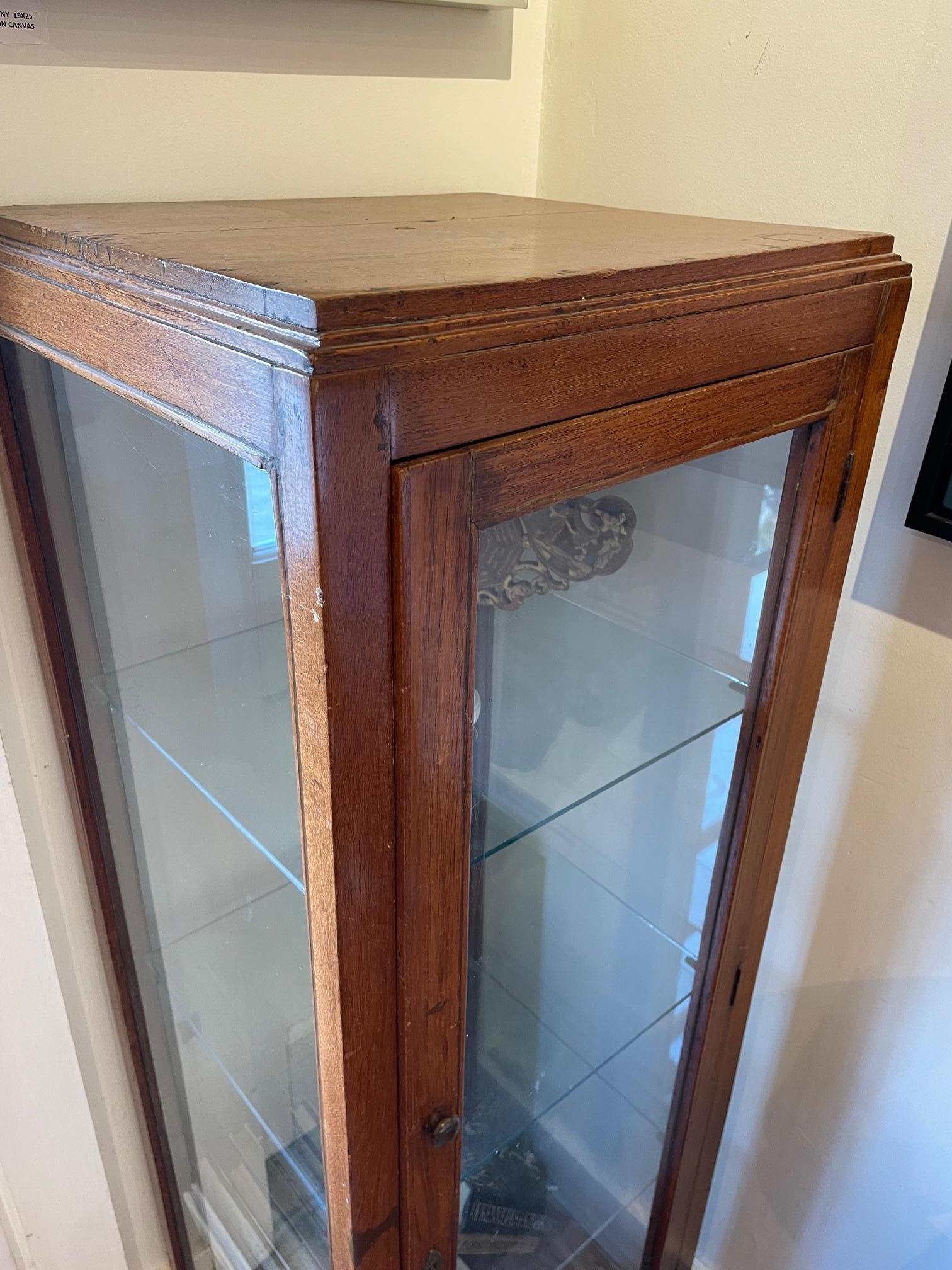 Mid-Century Modern Vitrine en teck moderne de The Moderns en vente
