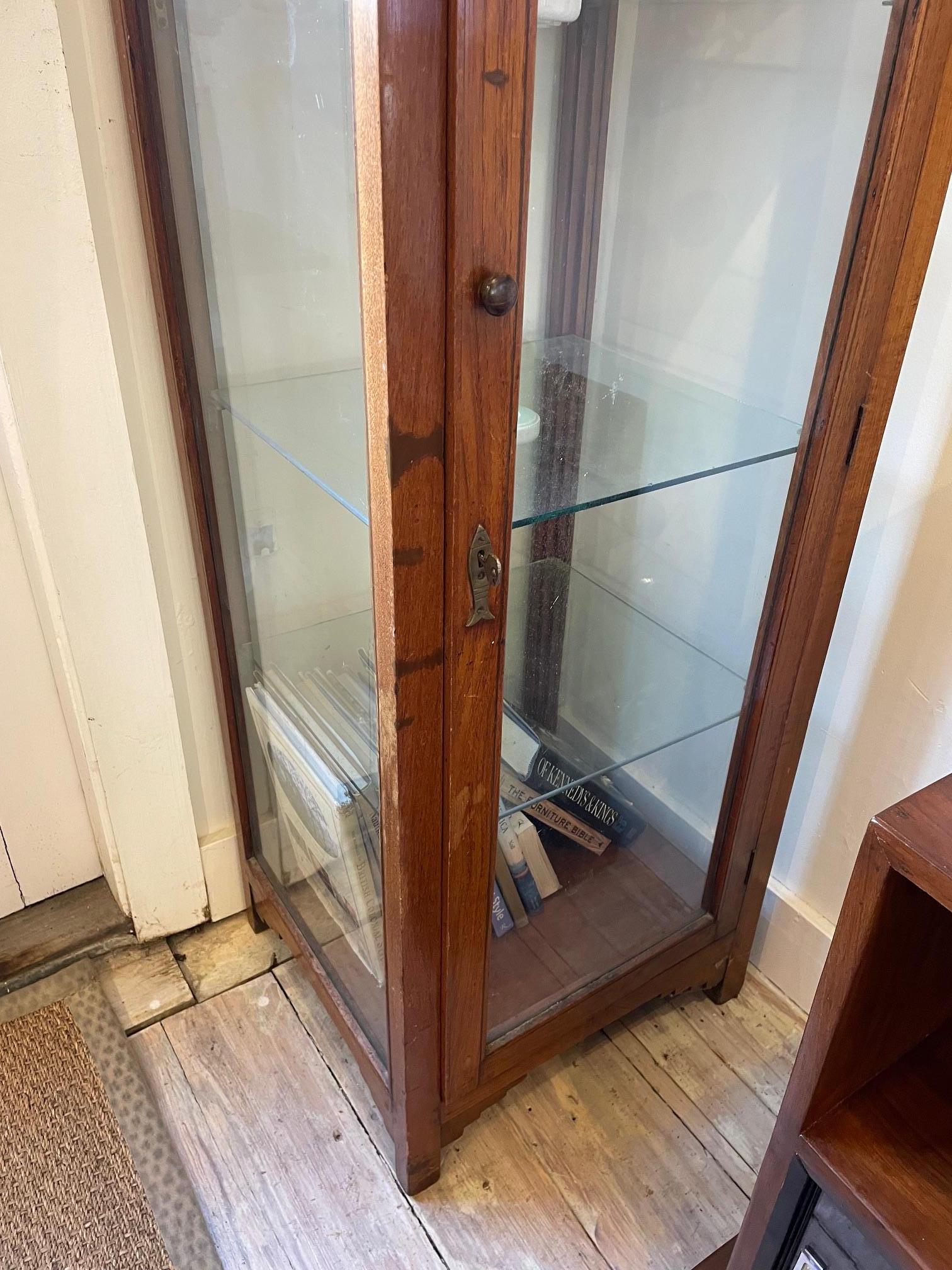 Vitrine en teck moderne de The Moderns Bon état - En vente à Nantucket, MA