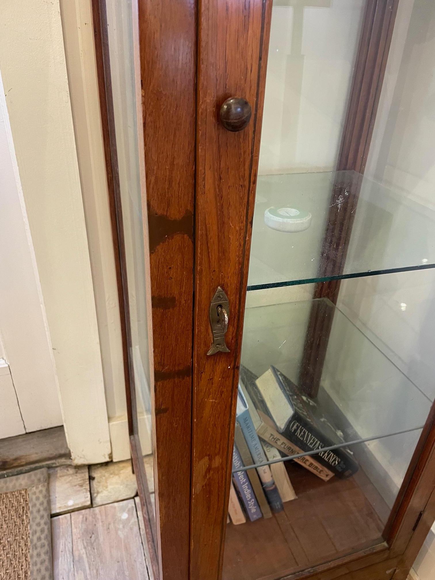 20ième siècle Vitrine en teck moderne de The Moderns en vente