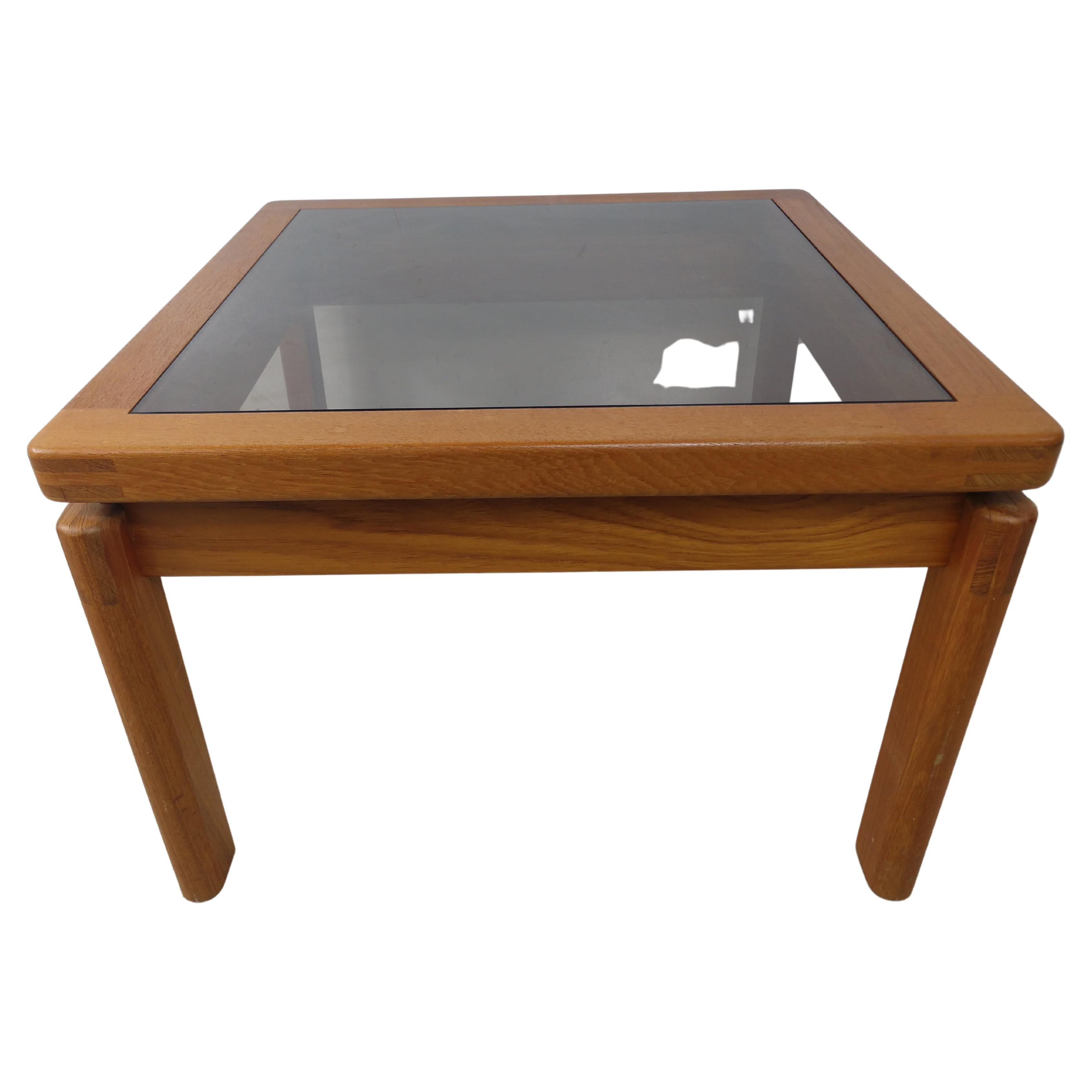 Mesa auxiliar moderna de mediados de siglo de teca y cristal de Kristiansen Thomassen