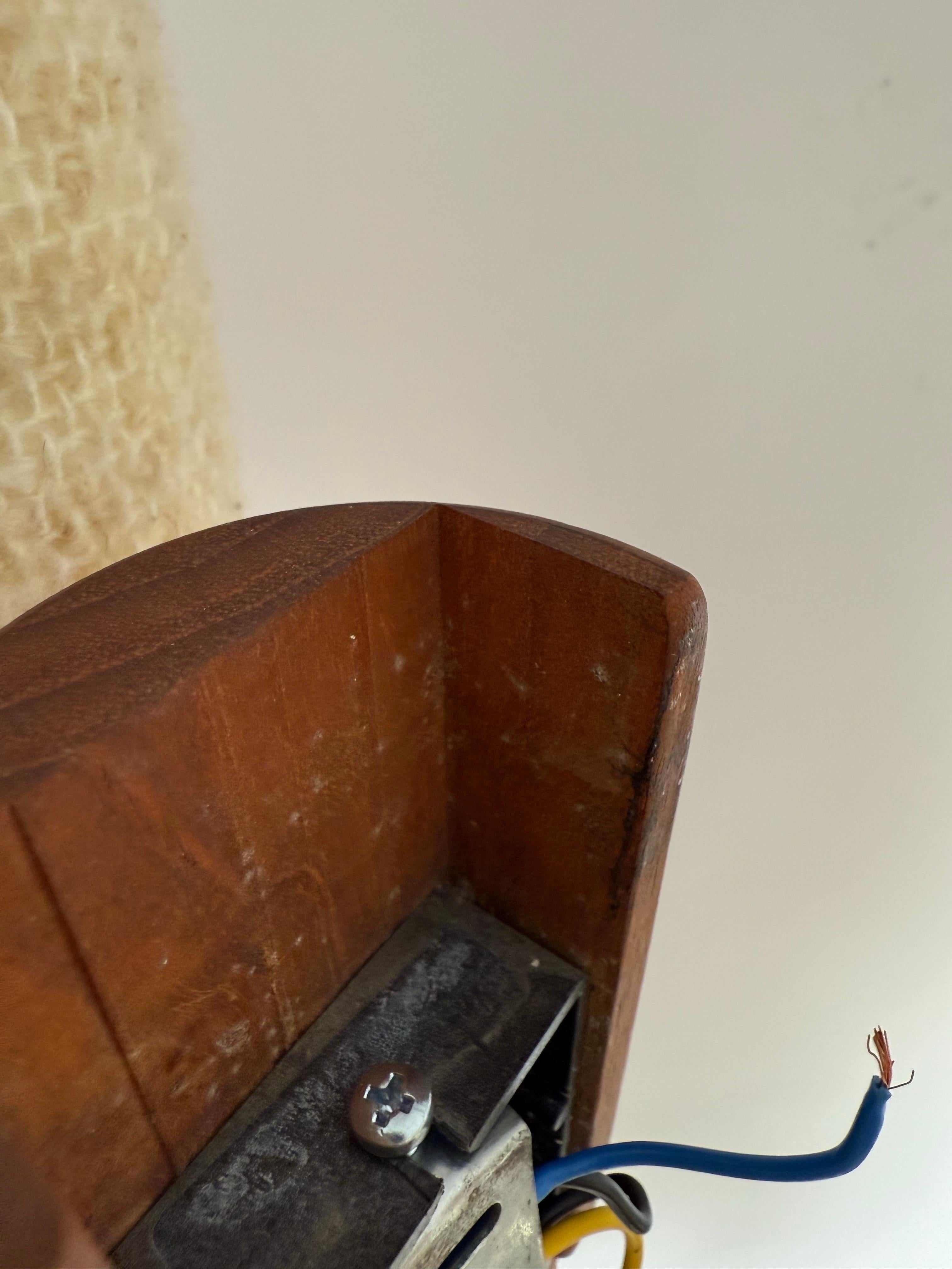 Este precioso aplique de pared de teca maciza con pantalla de lana es un hallazgo poco frecuente. Su diseño sencillo y atemporal combinará a la perfección con el aspecto general de tu casa. La pantalla crea una luz suave y agradable. El