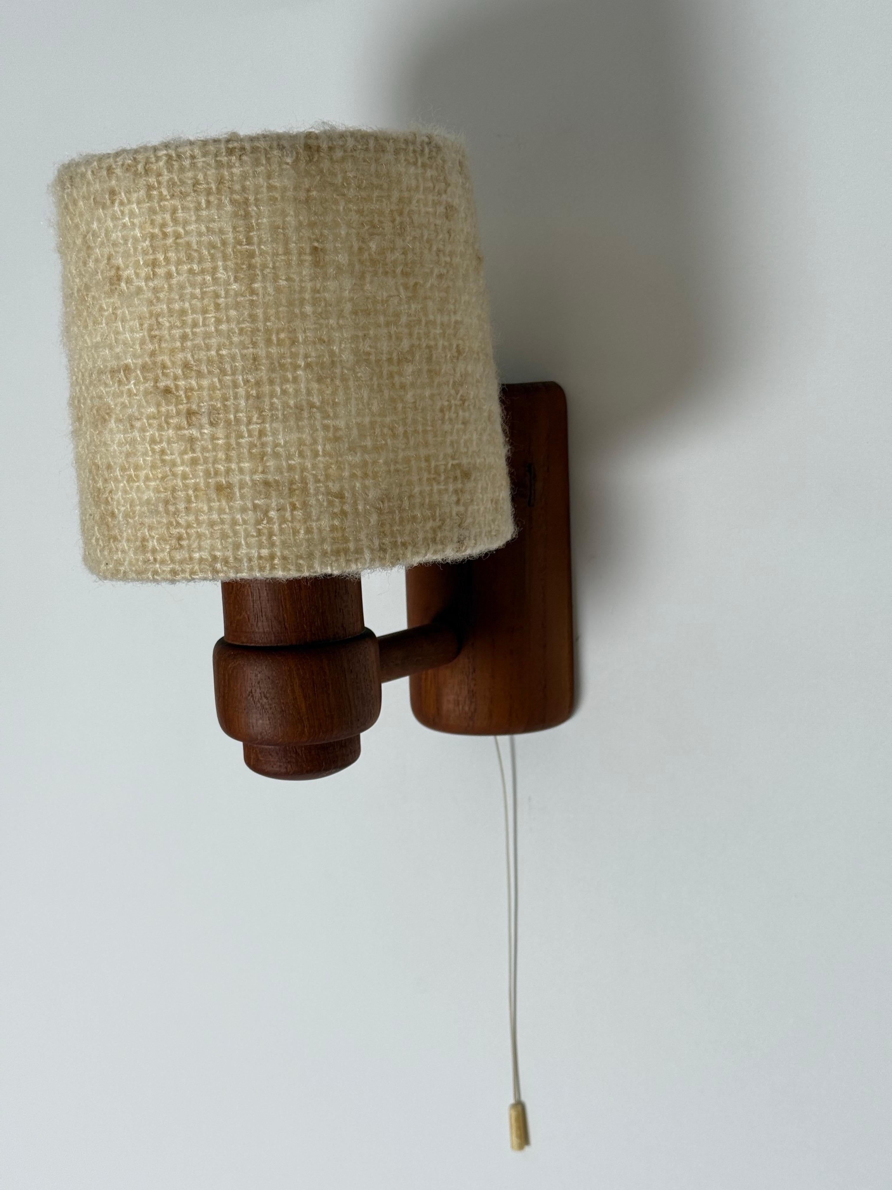 Lámpara de pared de teca moderna de mediados de siglo de Temde Leuchten Hecho a mano en venta