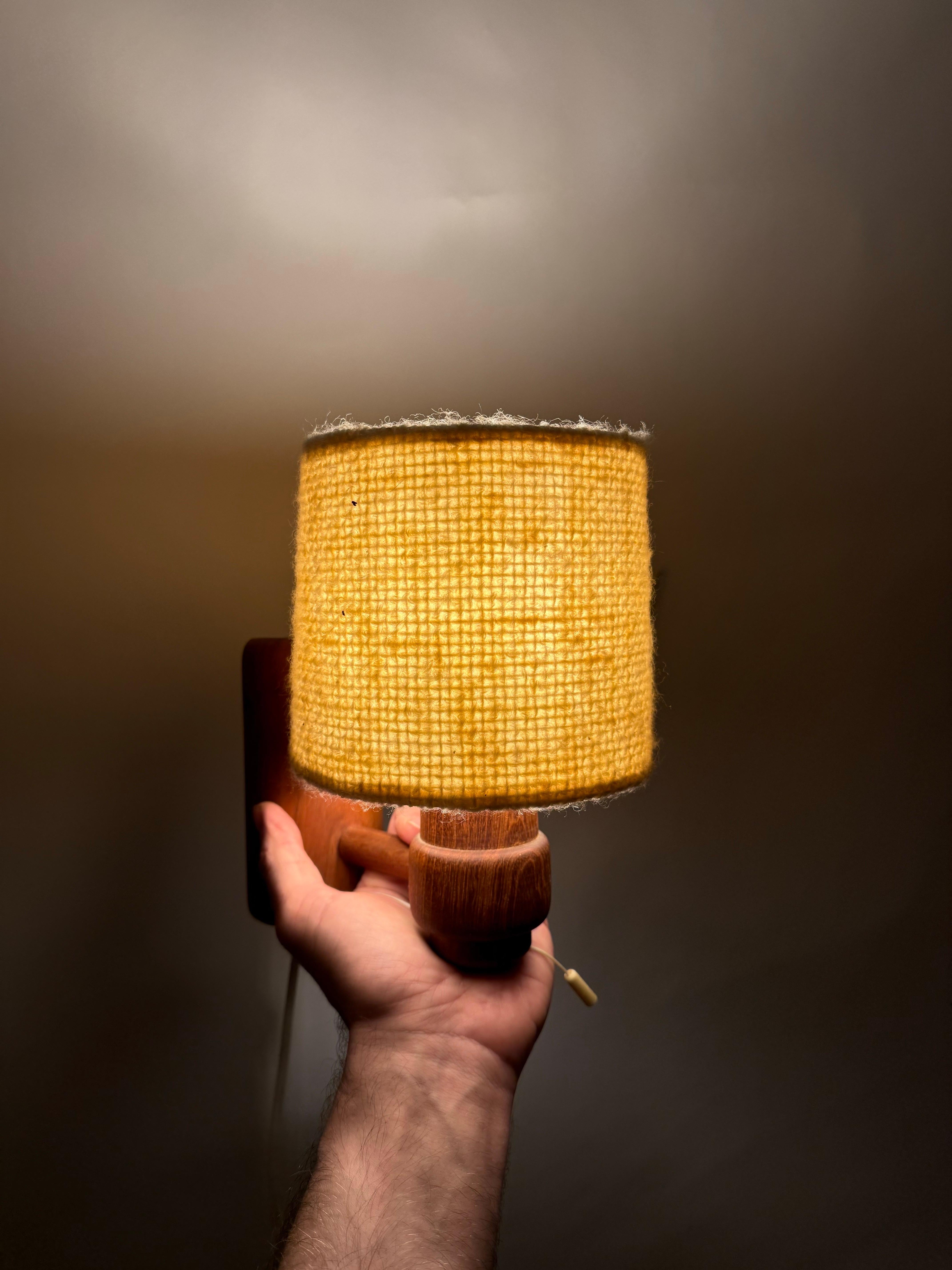 Lámpara de pared de teca moderna de mediados de siglo de Temde Leuchten Lana en venta