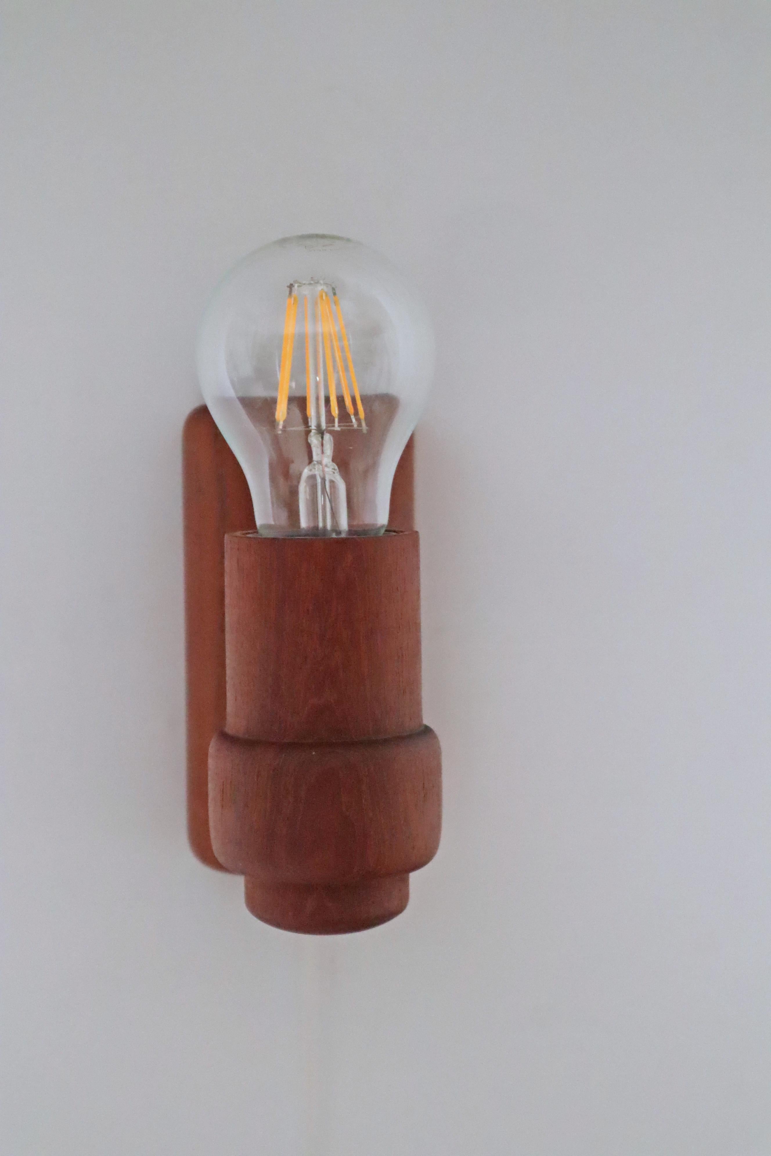 Lámpara de pared de teca moderna de mediados de siglo de Temde Leuchten en venta 1