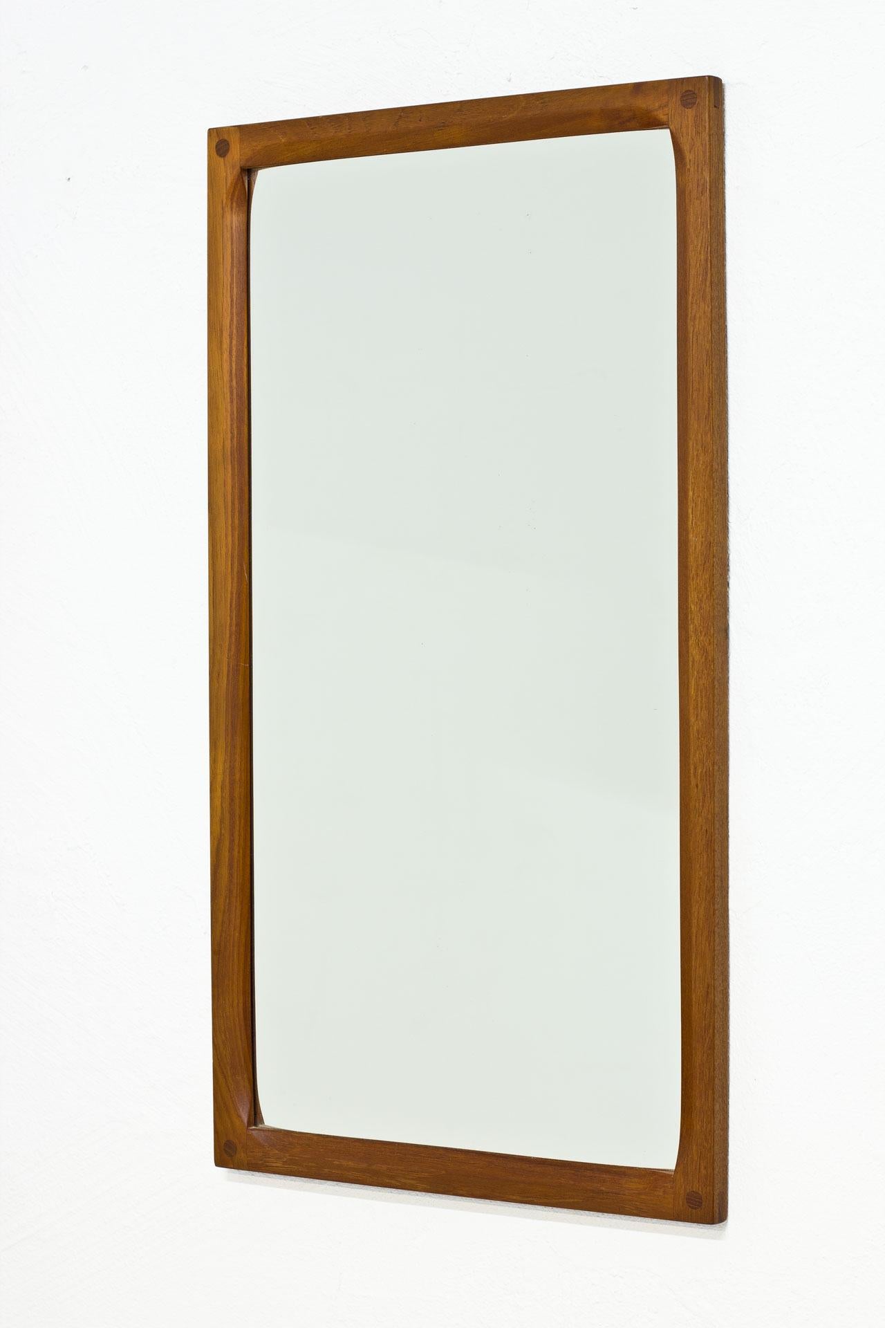 Rectangular wall mirror N° 162 designed by Kai Kristiansen. Produced in Denmark by Aksel Kjersgaard during the 1950s. Solid teak frame with nice joinery details. Signed on the back.