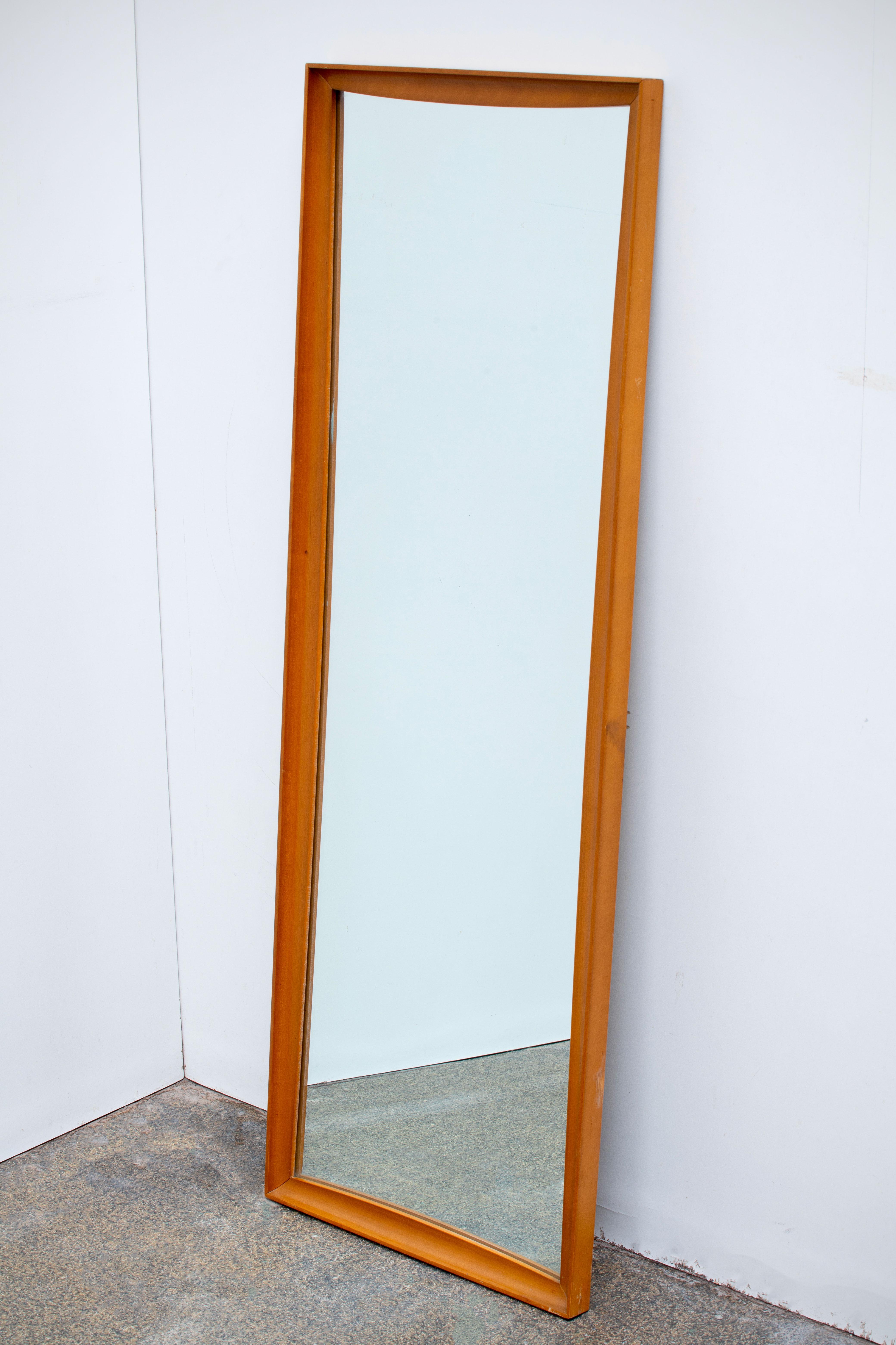 Moderner Teakholz-Wandspiegel in voller Länge aus der Mitte des Jahrhunderts, 1960er Jahre (Holz) im Angebot