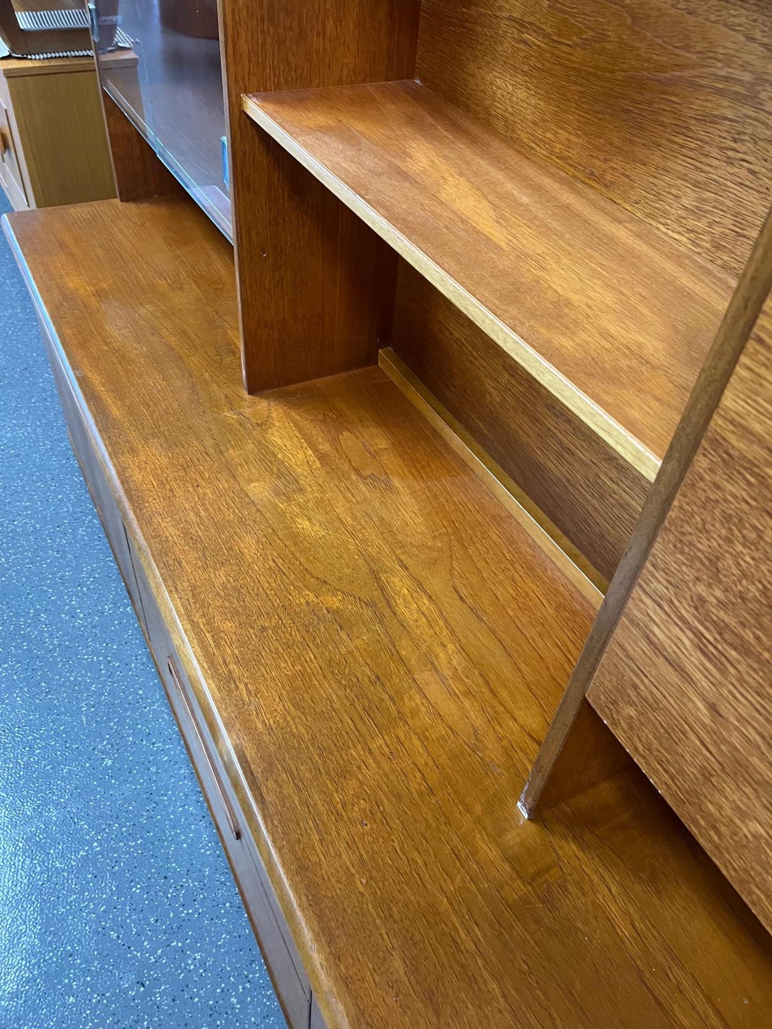 Mid Century Modern Teak Wall Unit Bookcase Display Cabinet By Meredew England In Good Condition In Atlanta, GA