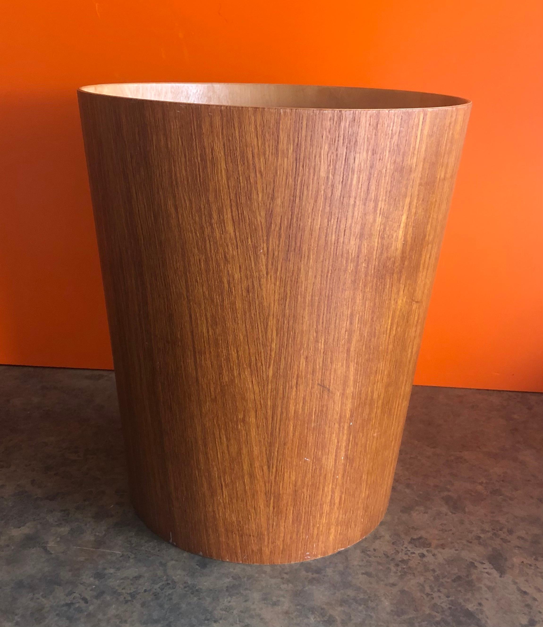 A beautiful Mid-Century Modern Scandinavian teak waste paper basket by Martin Aberg for Servex House of rainbow wood products, circa 1960s. The piece is made in Sweden and in very good vintage condition. The waste basket is 11