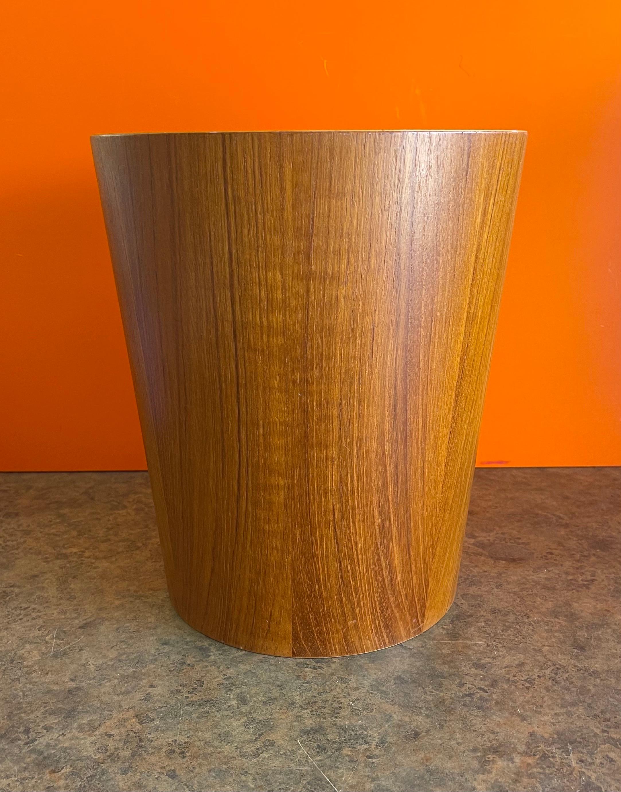 A beautiful Mid-Century Modern Scandinavian teak waste paper basket by Martin Aberg for Servex House of Rainbow Wood Products, circa 1970s. The piece is made in Sweden and in very good vintage condition. The waste basket is 11