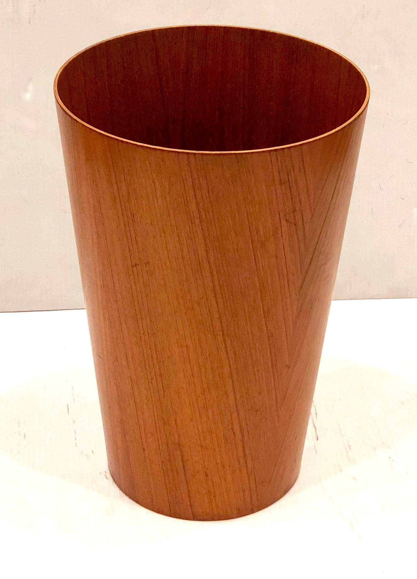 A beautiful Mid-Century Modern Scandinavian teak waste paper basket by Martin Aberg for Servex House of Rainbow Wood Products, circa 1960s. The piece is made in Sweden and in very good vintage condition. The waste basket is 15.5