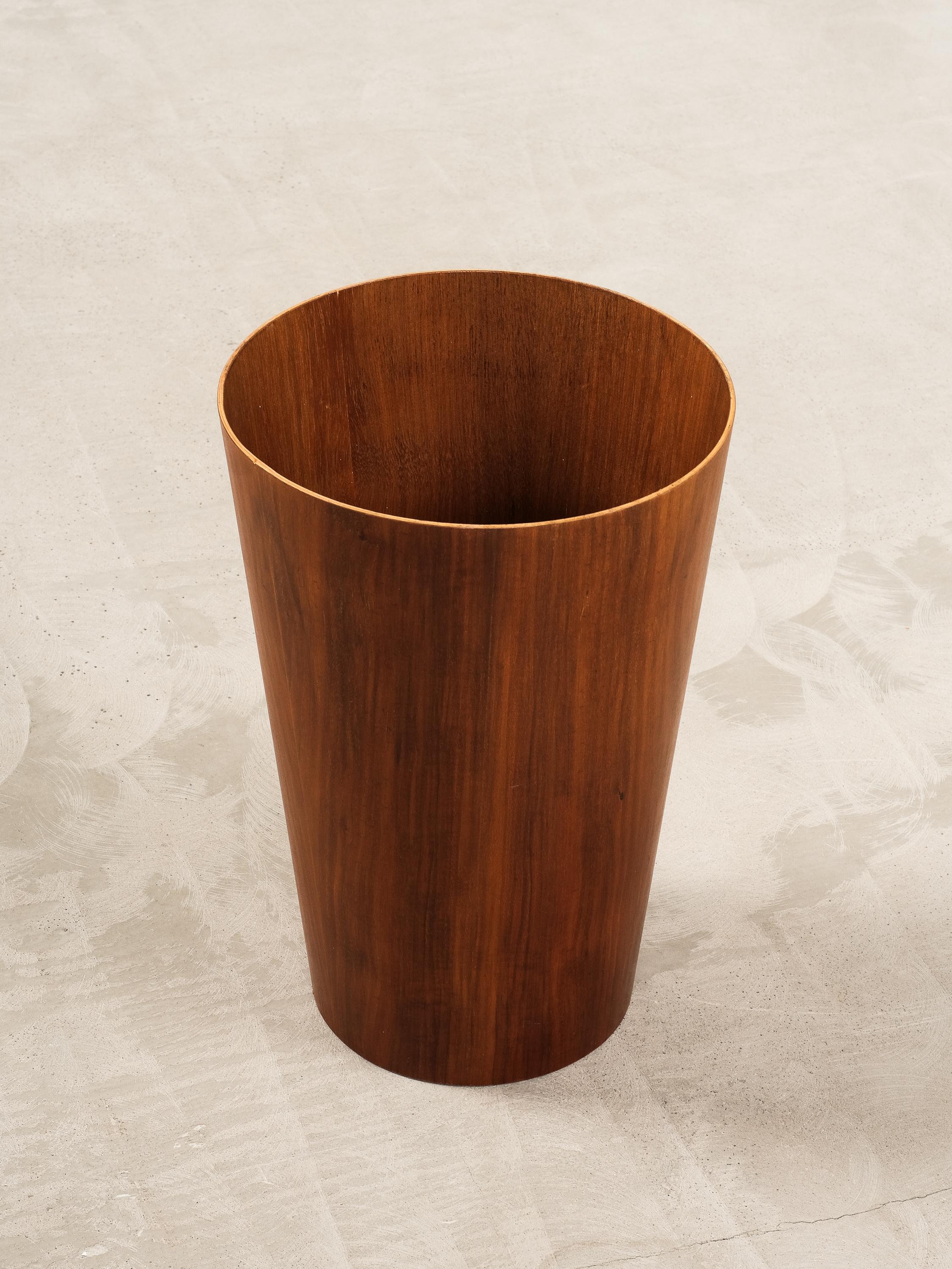 Cestino per la carta straccia in teak, altamente decorativo e moderno, risalente alla metà del secolo scorso. Disegnato da Martin Åberg per Servex, Svezia, anni '1950.