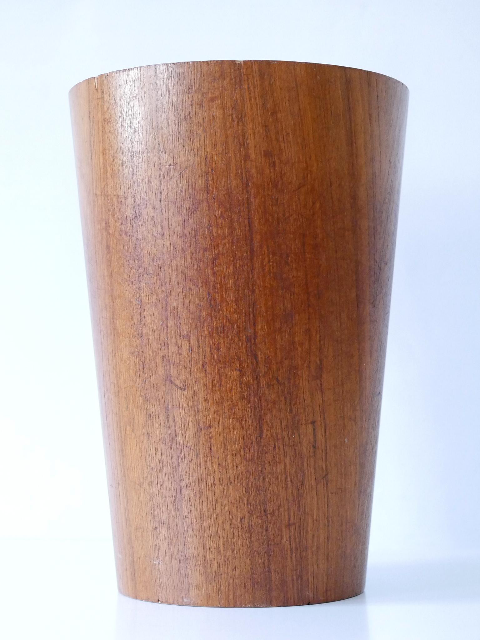 Rare and highly decorative Mid Century Modern teak waste paper bin or basket. Designed by Martin Åberg for Servex, Sweden, 1960s. 

Executed in teak.

Measurements:
Diameter: 10.83 in. (27.5 cm)
Height: 15.75 in. (40 cm)

Weight ca. 1