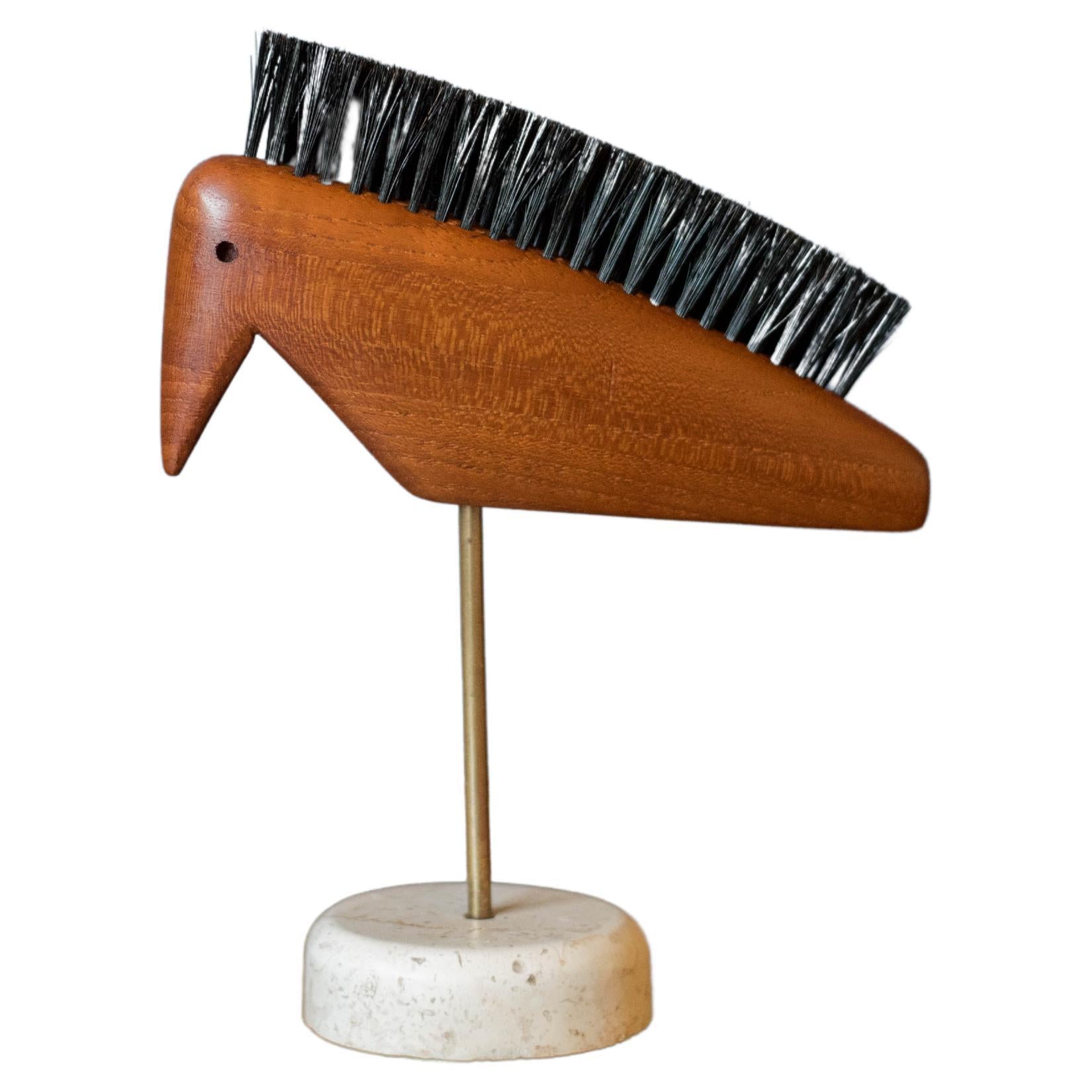 Escultura de madera de teca de mediados del siglo moderno de un pájaro animal Cepillo de zapatos sobre piedra
