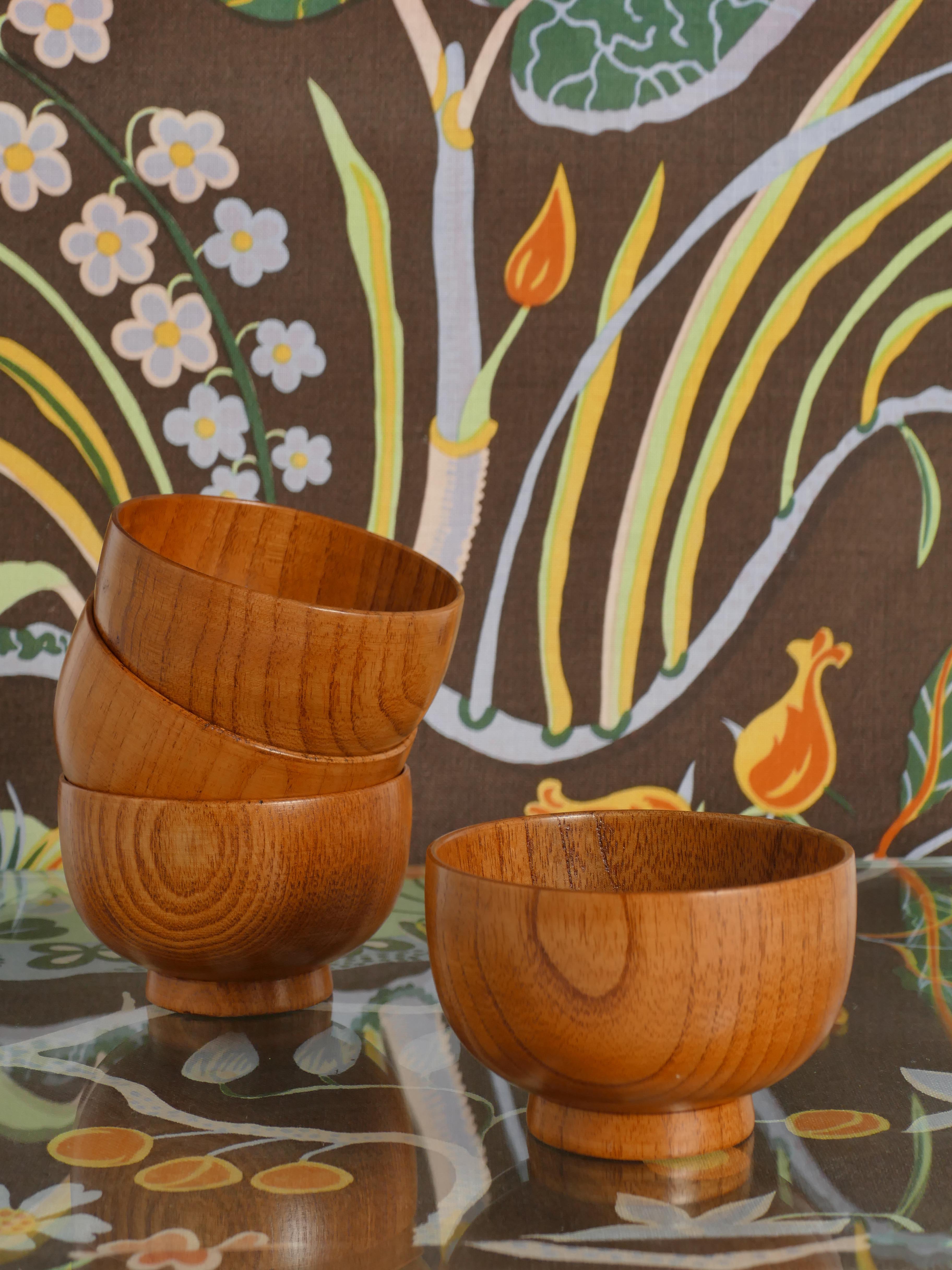 Quattro ciotole in legno di teak molto eleganti e moderne, risalenti alla metà del secolo scorso. Progettato e prodotto in Svezia.
Sia che vengano esposte come opere d'arte a sé stanti, sia che vengano utilizzate per contenere frutta, accenti