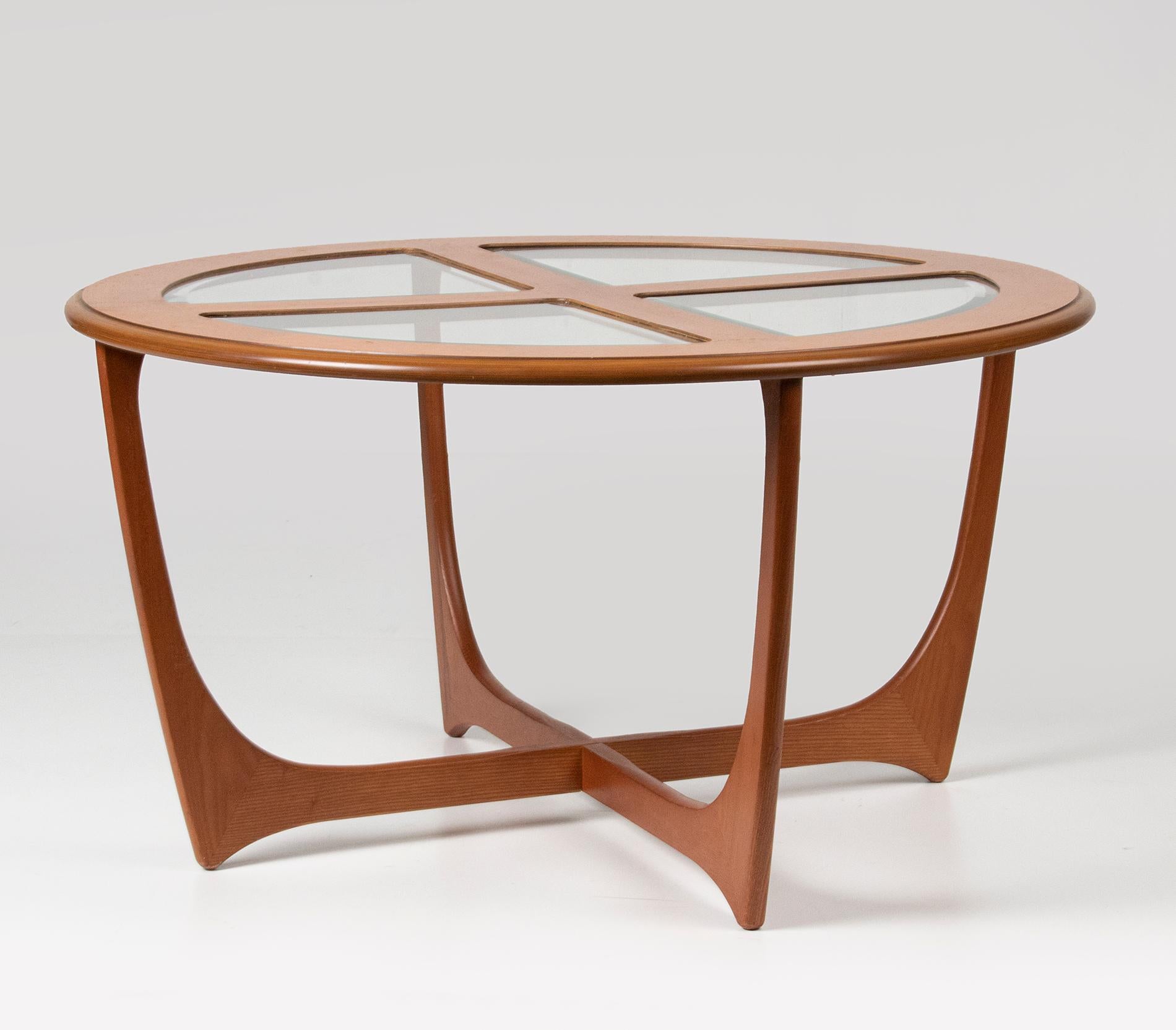 Mid-Century Modern Teak Wood Coffee Table G-Plan, England In Good Condition For Sale In Casteren, Noord-Brabant