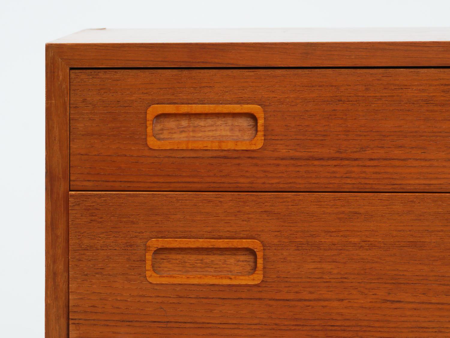 Small but mighty, this Mid-Century Modern 1950s teak wood dresser packs a punch with four spacious drawers ready to hold all your threads and tchotchkes.

- 26.5