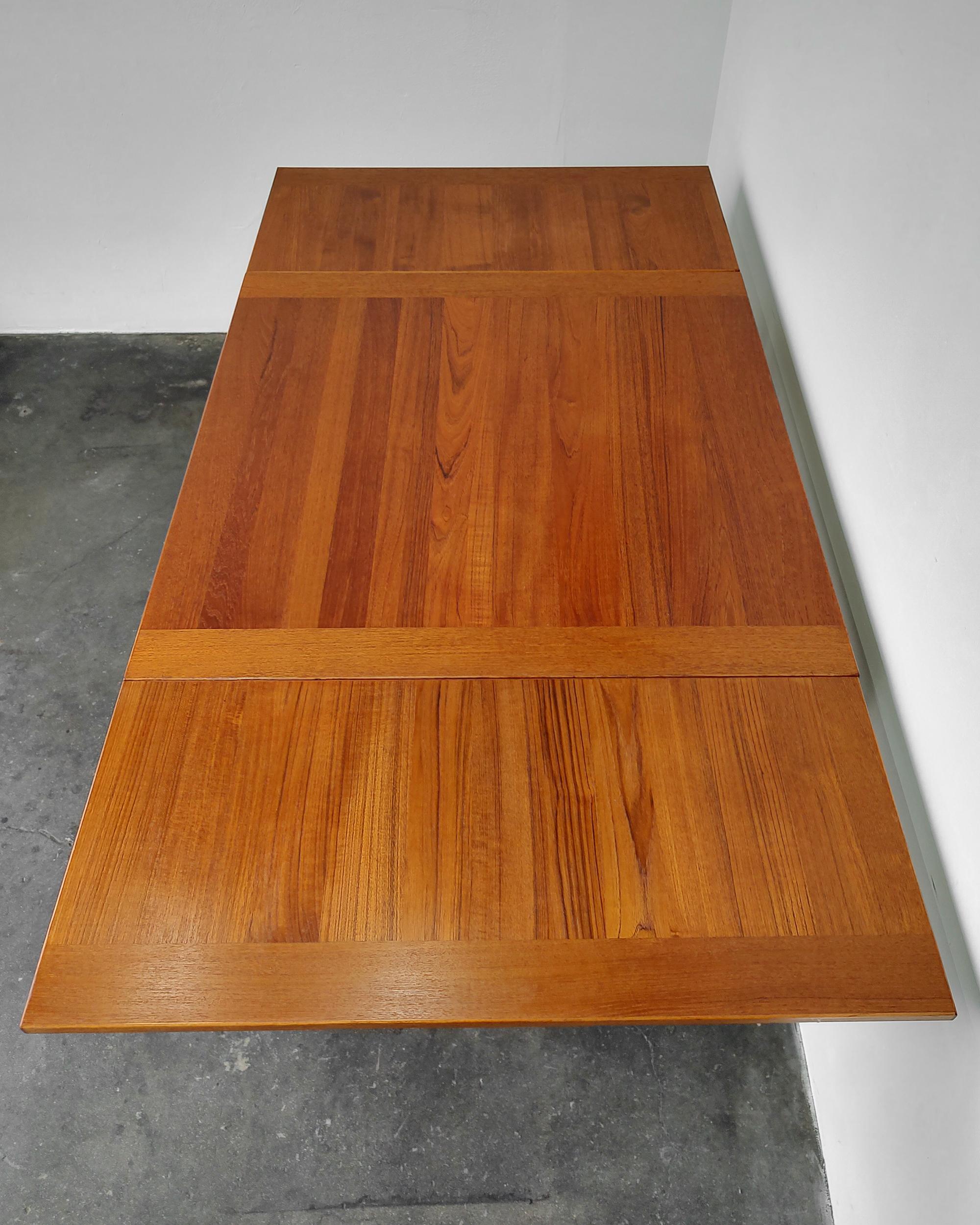 Danish Mid-Century Modern Teak Wood Expanding Teak Dining Table 1960s For Sale