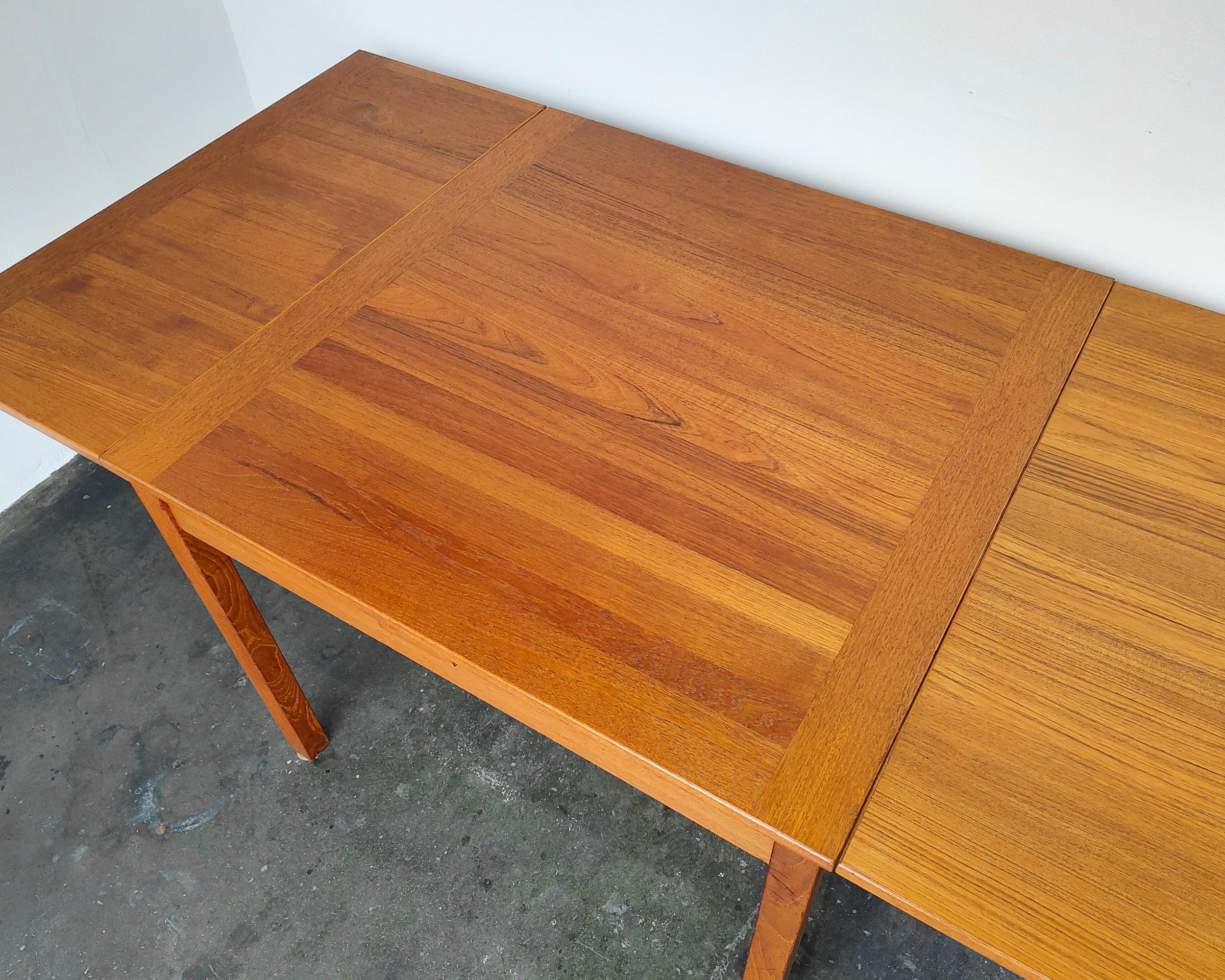 20th Century Mid-Century Modern Teak Wood Expanding Teak Dining Table 1960s For Sale