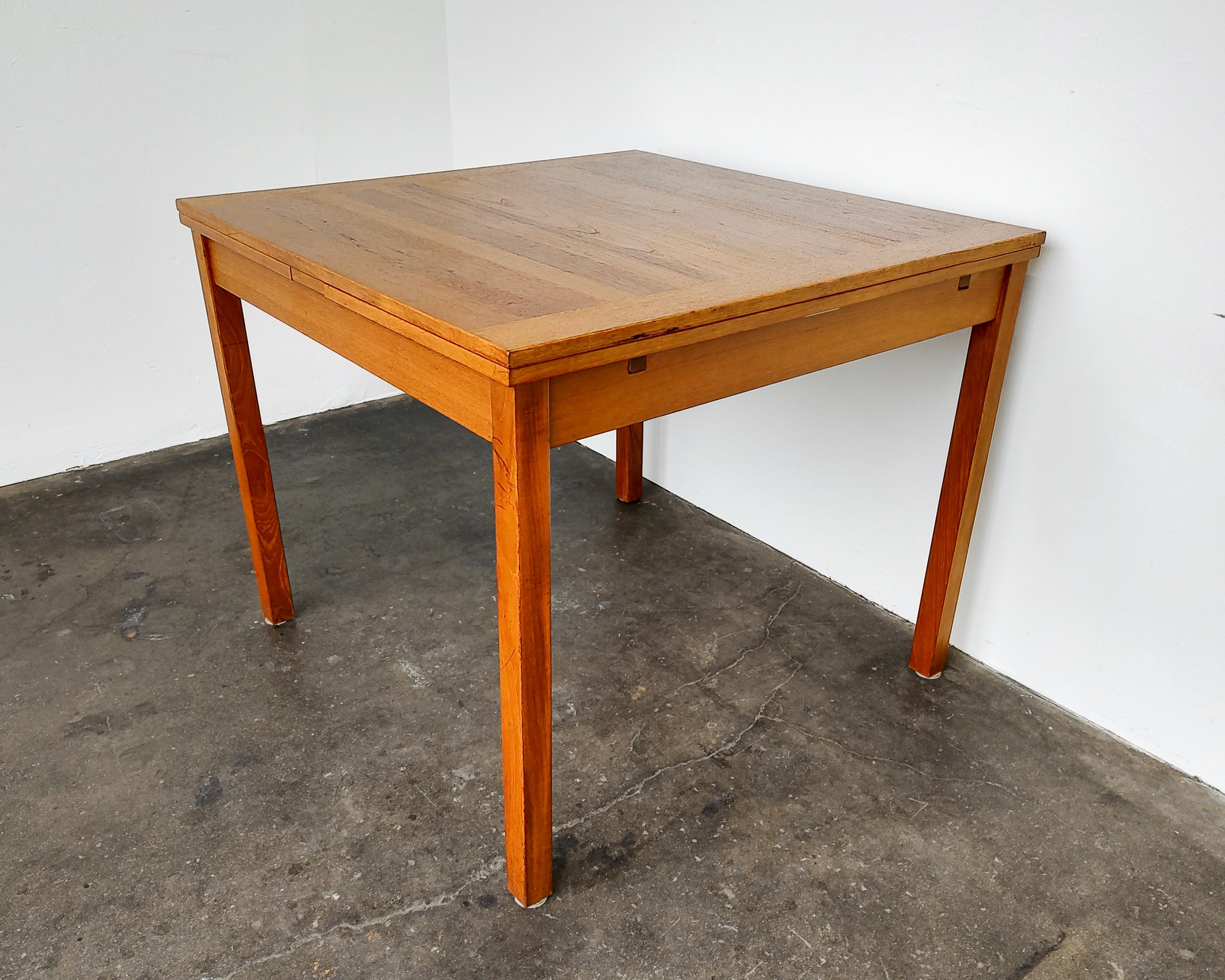 Mid-Century Modern Teak Wood Expanding Teak Dining Table 1960s (Holz) im Angebot