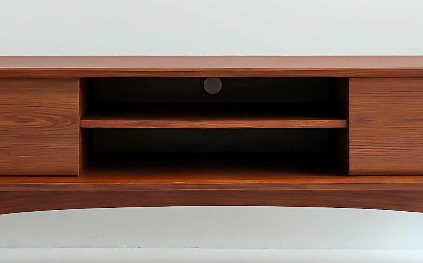 Moderne Mid-Century-Modern-Anrichte/Media-Konsole aus Teakholz von Artisanal (Indisch) im Angebot