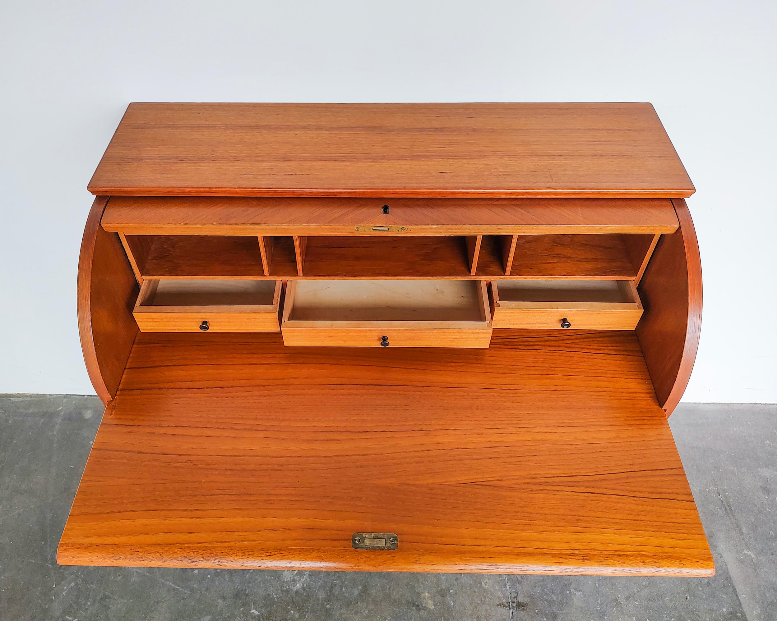 Mid-Century Modern Teak Wood Roll Top Secretary Desk by Egon Ostergaard 1960s im Zustand „Gut“ im Angebot in Hawthorne, CA