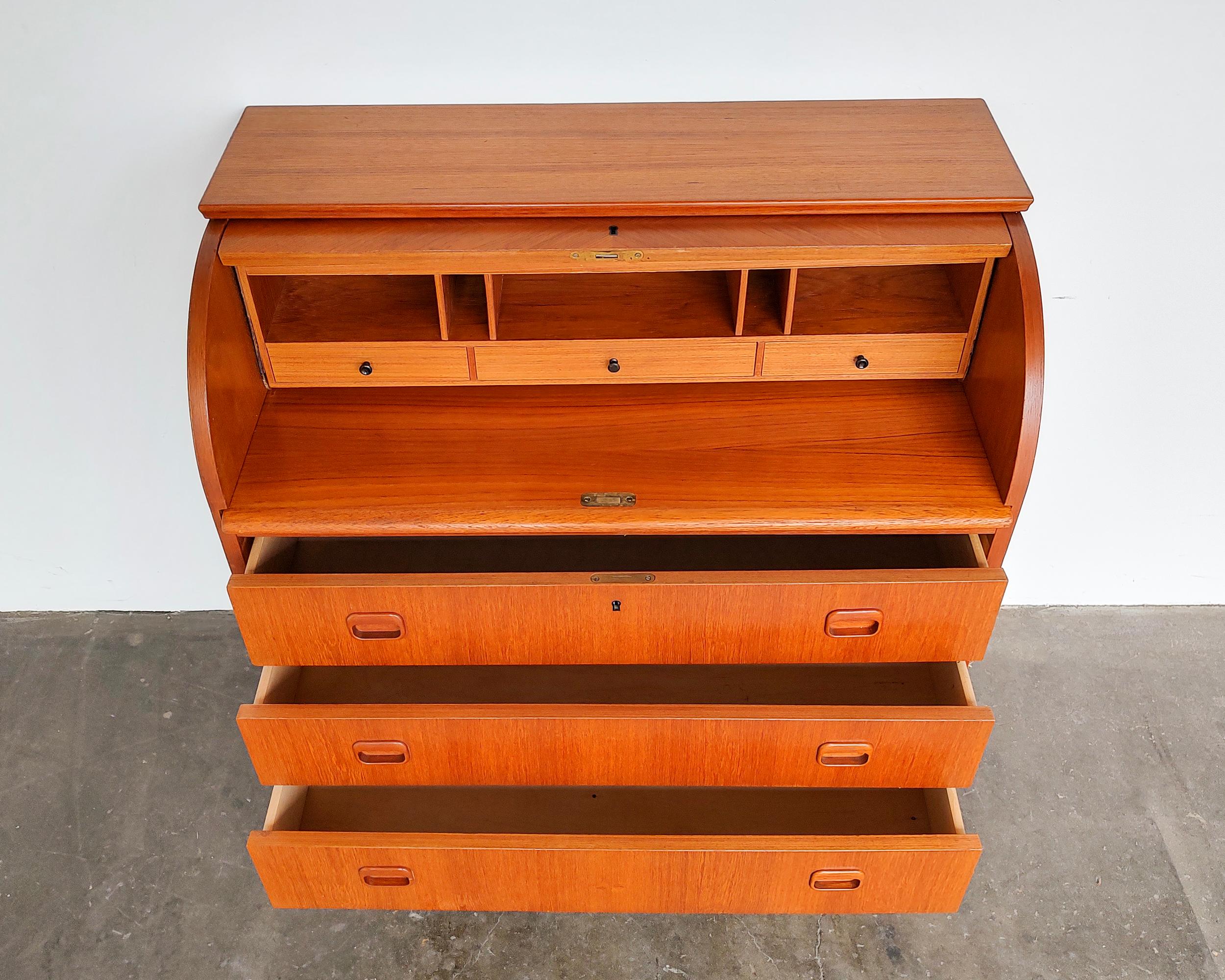 Mid-Century Modern Teak Wood Roll Top Secretary Desk by Egon Ostergaard 1960s im Angebot 1