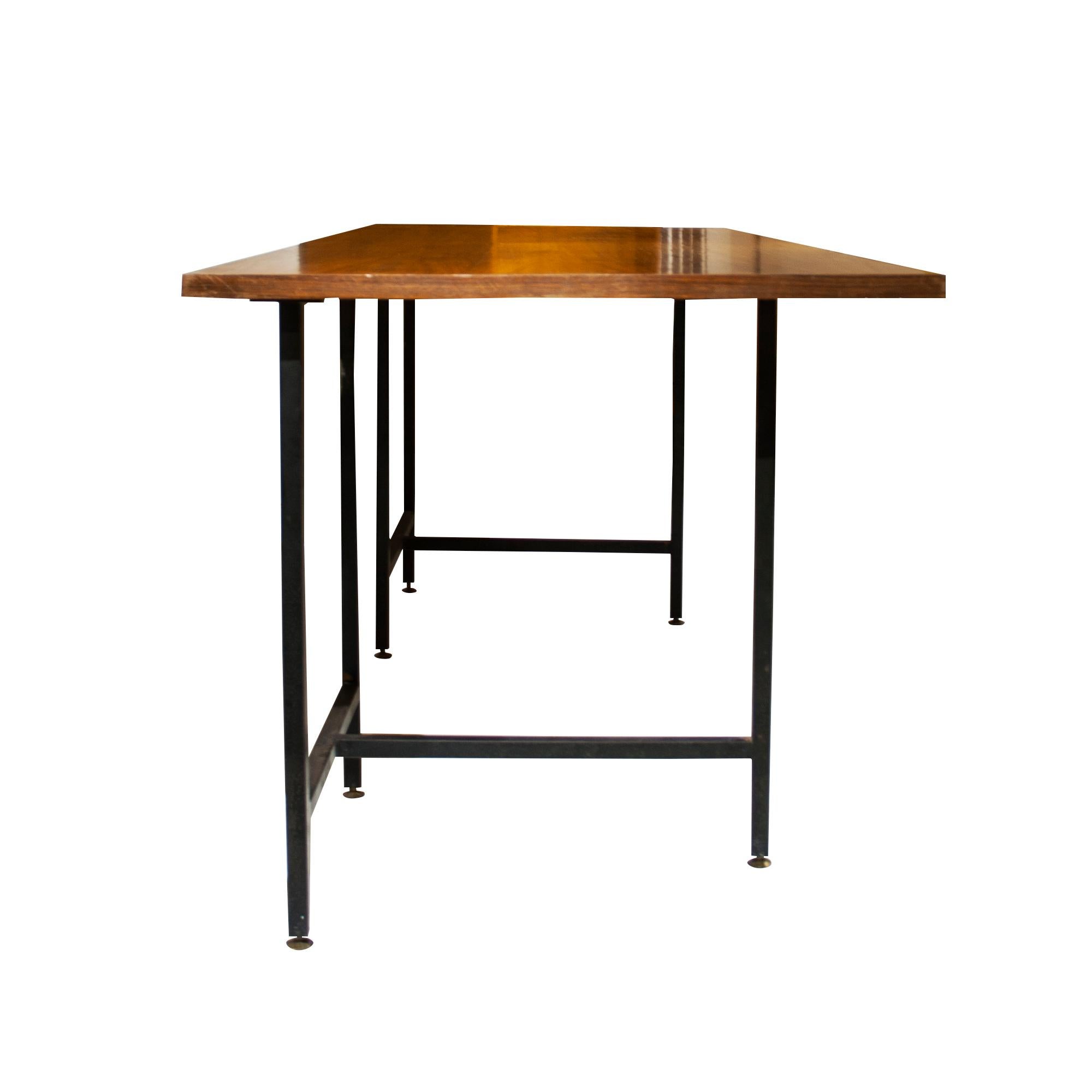 Mid-Century Modern Teak Wooden Desk With Black Lacquered Iron Base, Italy, 1950  In Good Condition For Sale In Madrid, ES