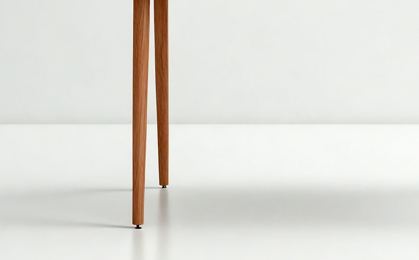 Dieser raffinierte und elegante, handgefertigte Teakholz-Schreibtisch aus der Mitte des letzten Jahrhunderts ist eine perfekte Kombination aus Form und Funktion. Der von geschickten Kunsthandwerkern entworfene Schreibtisch zeichnet sich durch klare