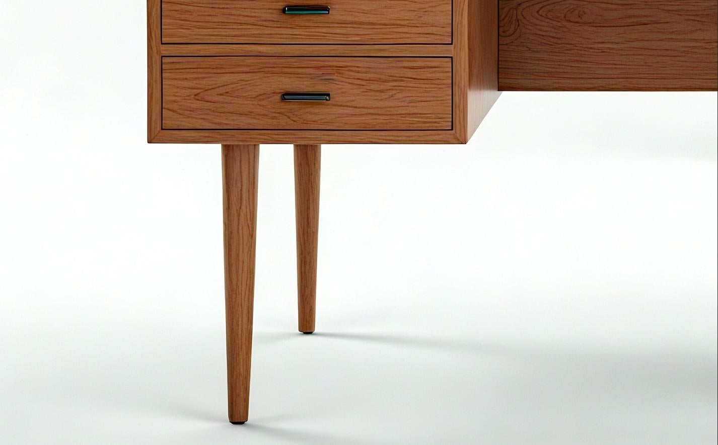 Questa splendida scrivania direzionale moderna di metà secolo, realizzata in pregiato legno massello di teak, incarna una raffinatezza senza tempo e un'eccellenza artigianale. Realizzato a mano da abili artigiani, presenta una silhouette elegante e
