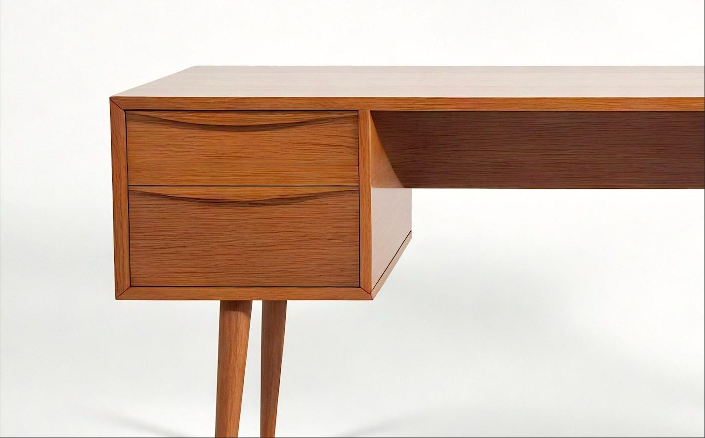 Mid-Century moderno Scrivania in teak moderna di metà secolo - Realizzata a mano da Artisanal in vendita