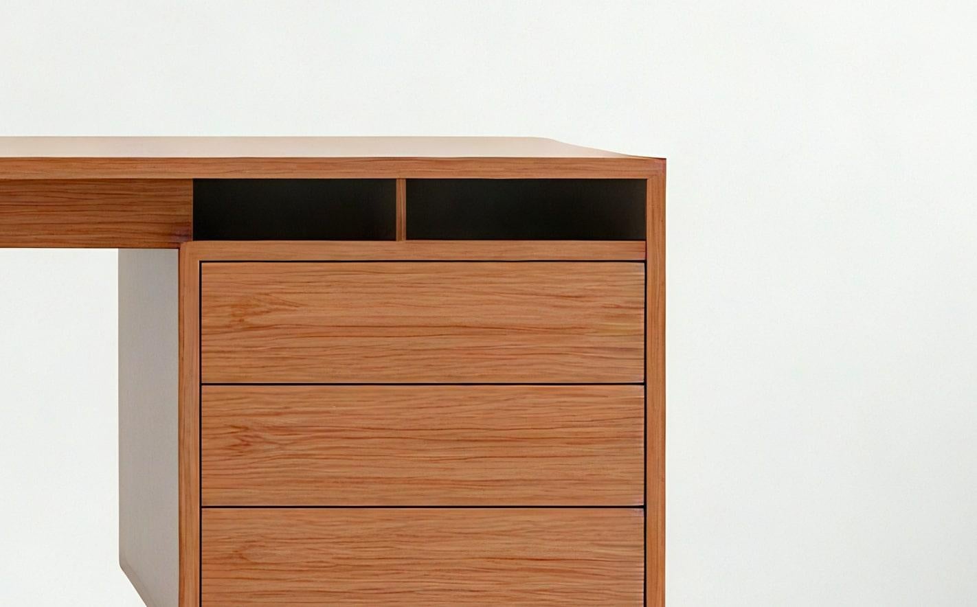 Moderner Teak-Schreibtisch aus der Jahrhundertmitte - Handcrafted by Artisanal (Indisch) im Angebot