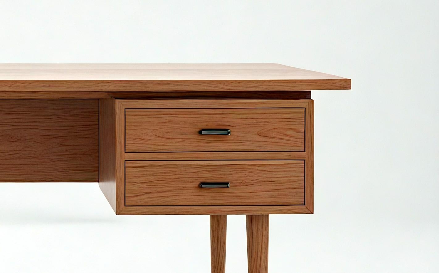 Indiano Scrivania in teak moderna di metà secolo - Realizzata a mano da Artisanal in vendita