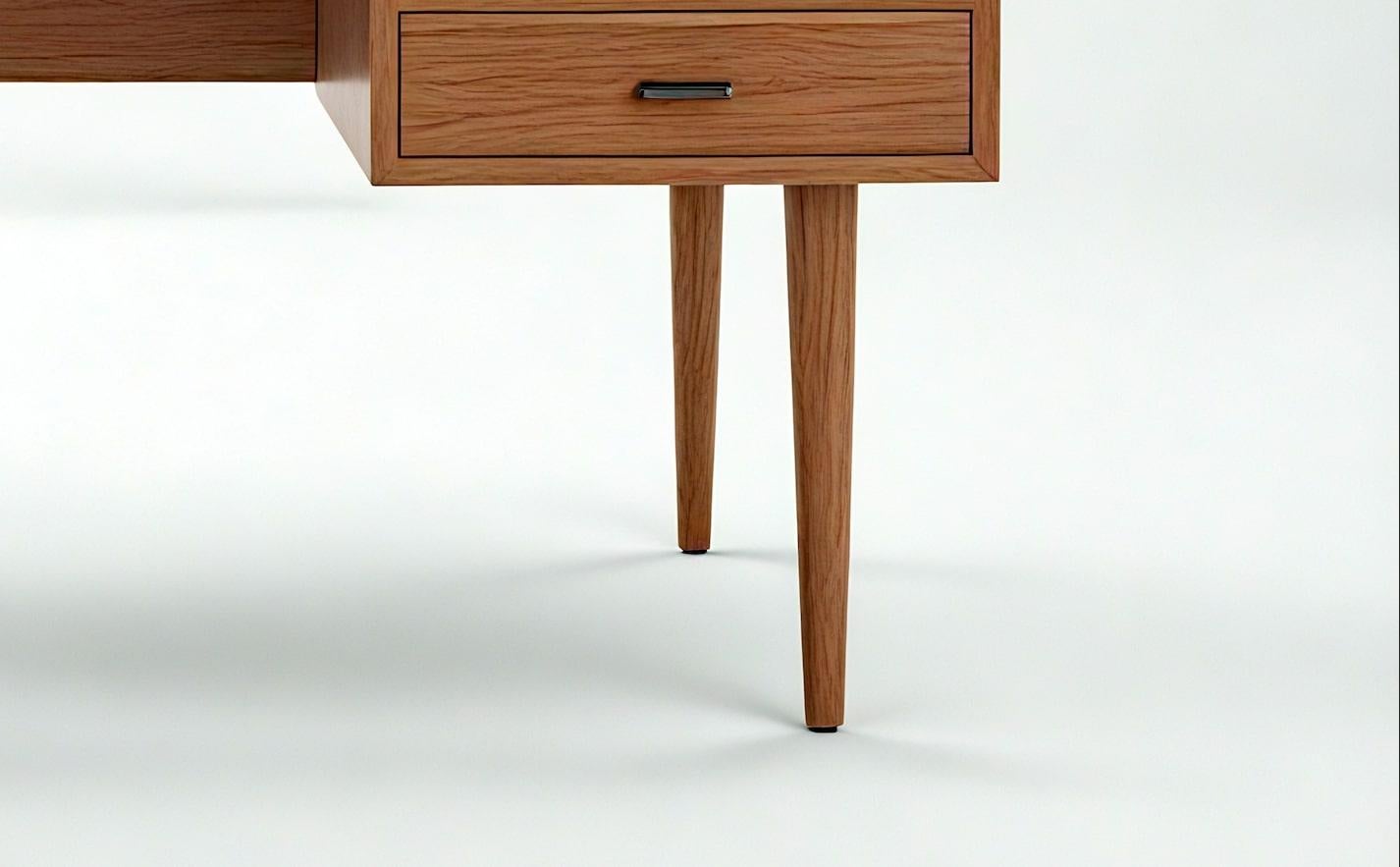 Fatto a mano Scrivania in teak moderna di metà secolo - Realizzata a mano da Artisanal in vendita