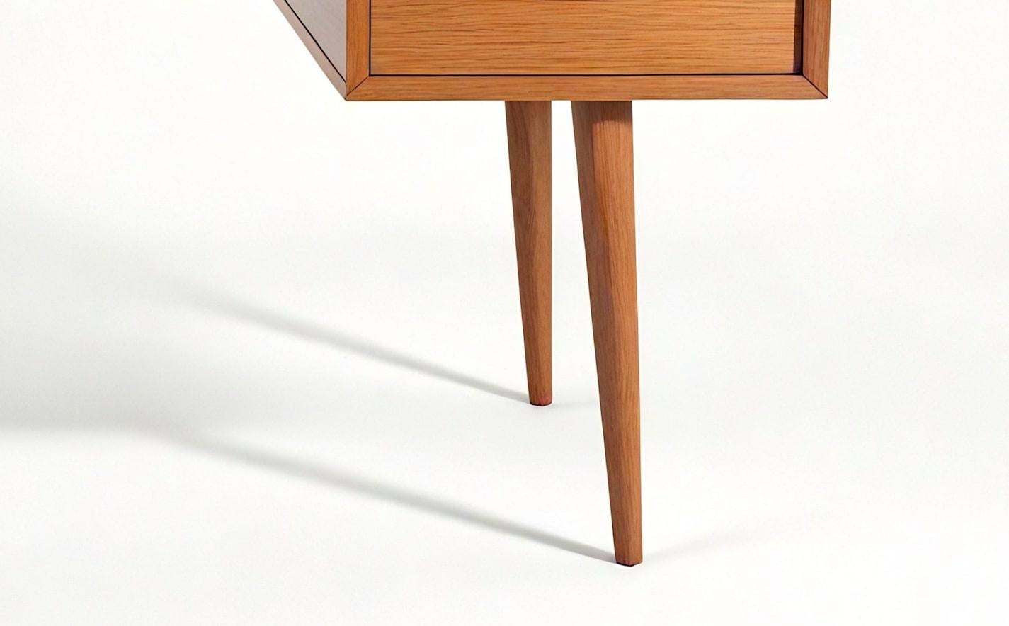 Fatto a mano Scrivania in teak moderna di metà secolo - Realizzata a mano da Artisanal in vendita