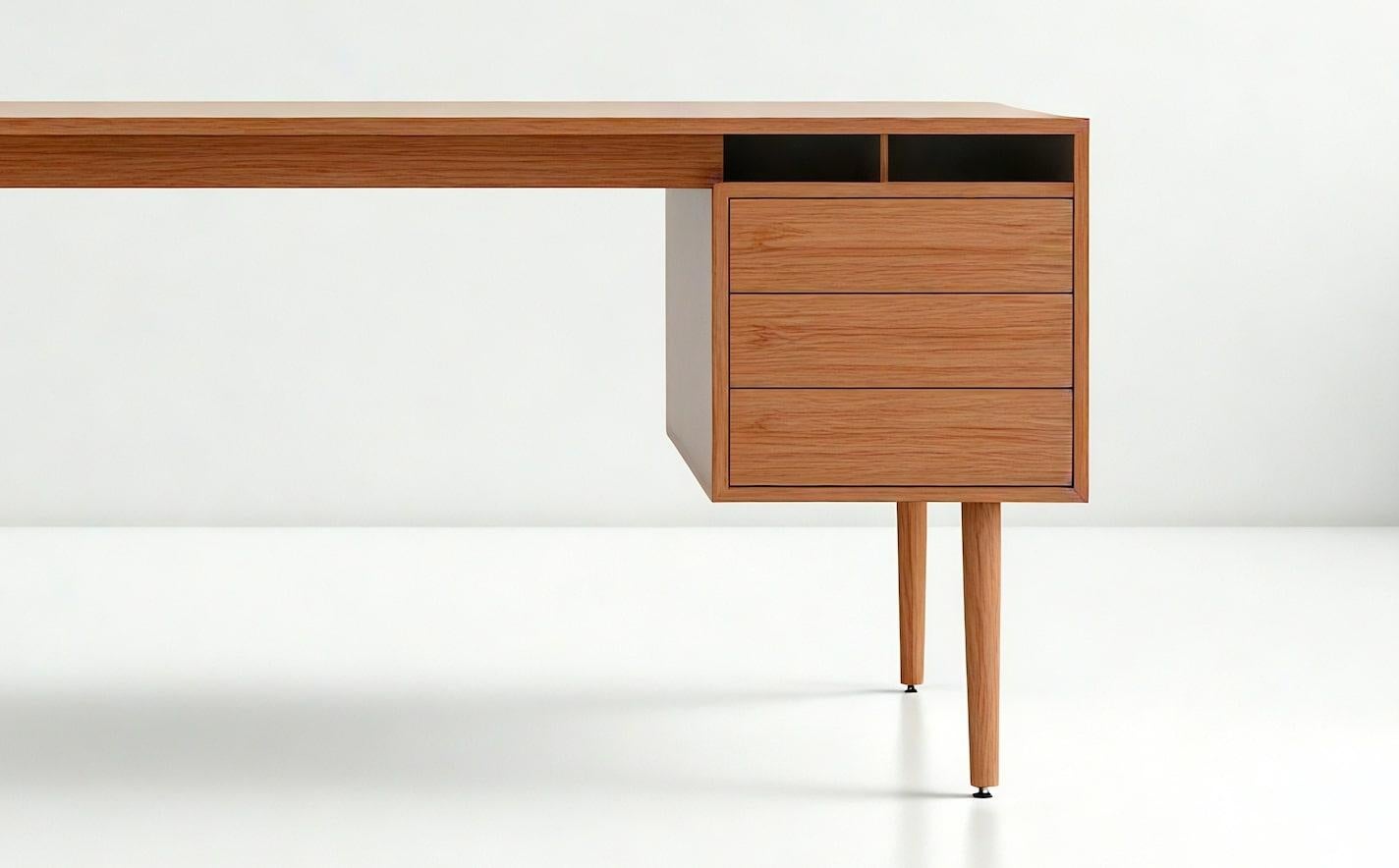 Moderner Teak-Schreibtisch aus der Jahrhundertmitte - Handcrafted by Artisanal im Zustand „Neu“ im Angebot in New York, NY