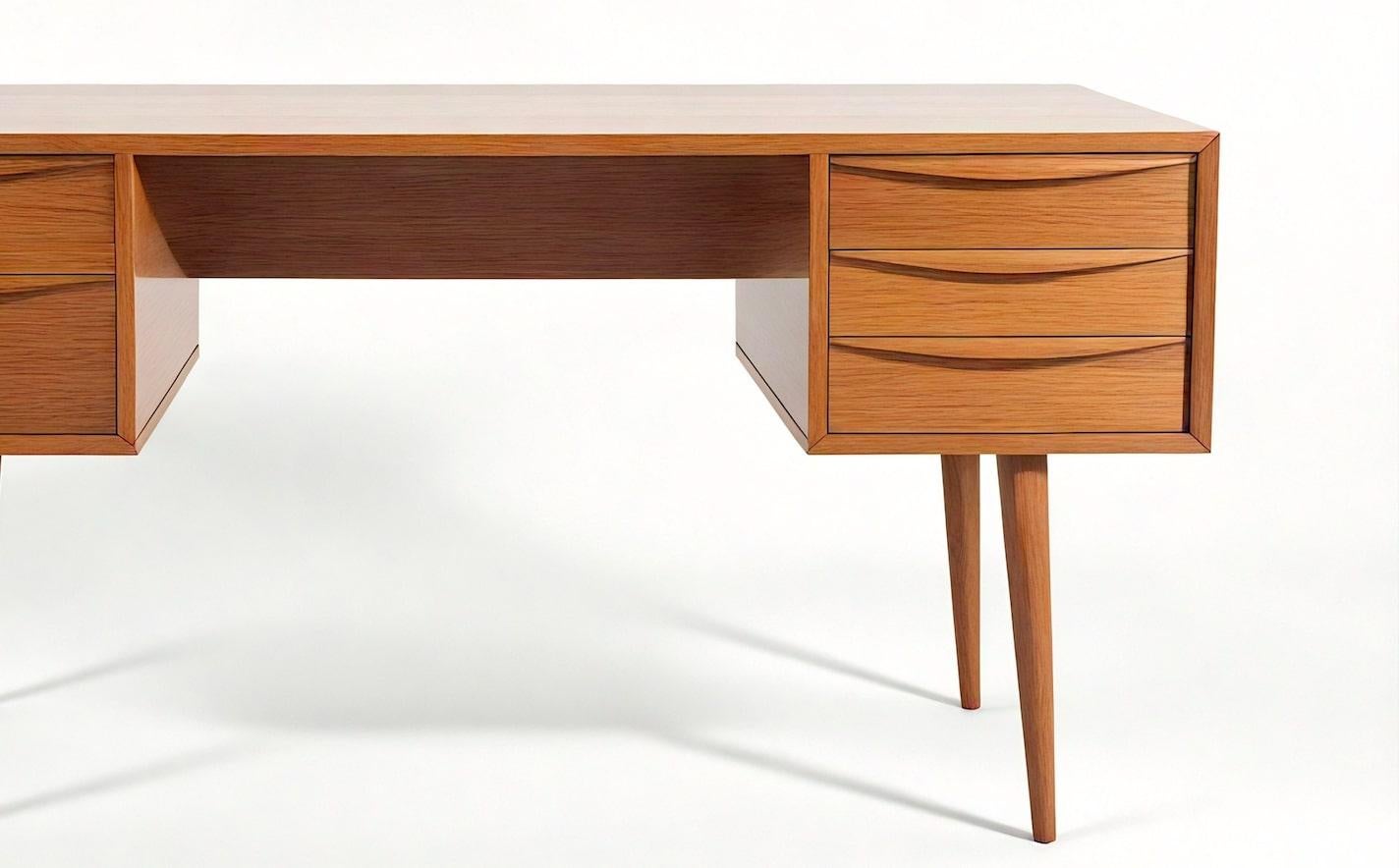 Scrivania in teak moderna di metà secolo - Realizzata a mano da Artisanal In condizioni Nuovo in vendita a New York, NY