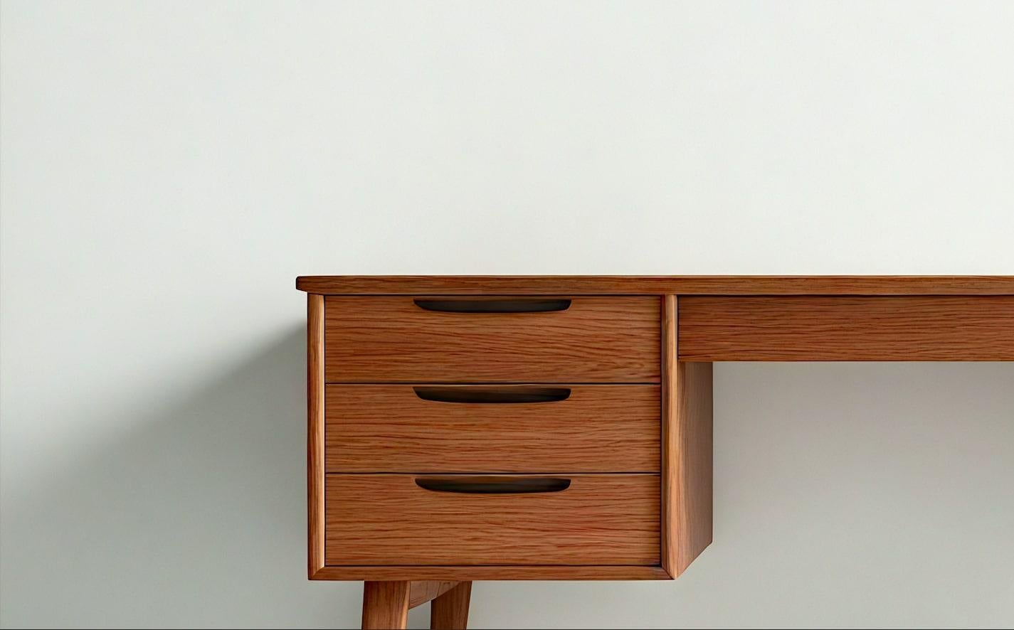Mid-Century moderno Scrivania in teak moderna di metà secolo con piedistallo galleggiante di Artisanal in vendita