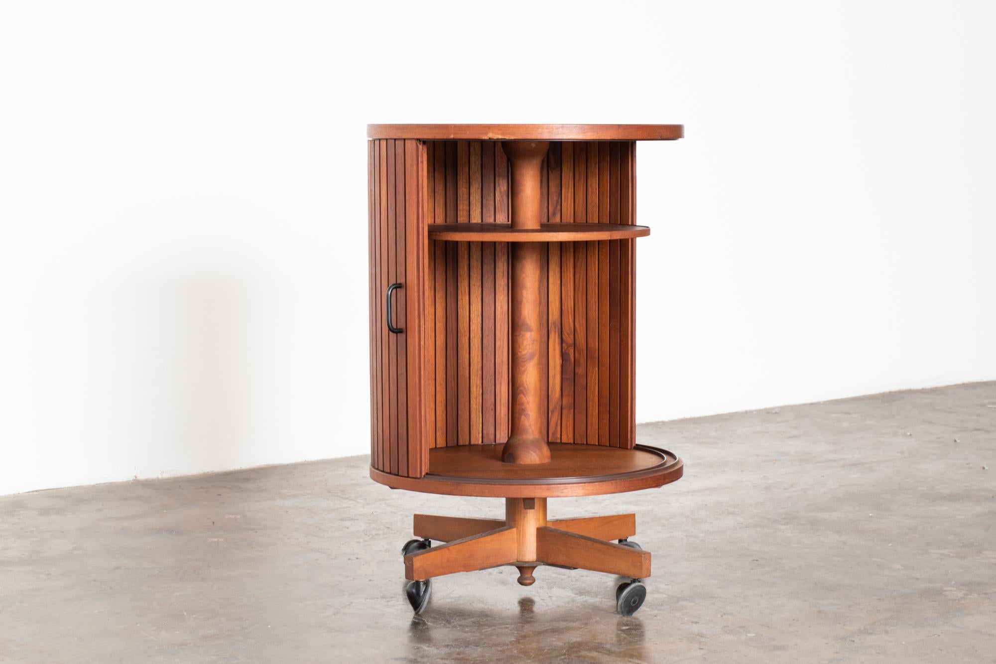 Teak wood trolley-bar with painted steel handle.
1960s

Measures: diameter 50 x height 74 cm.