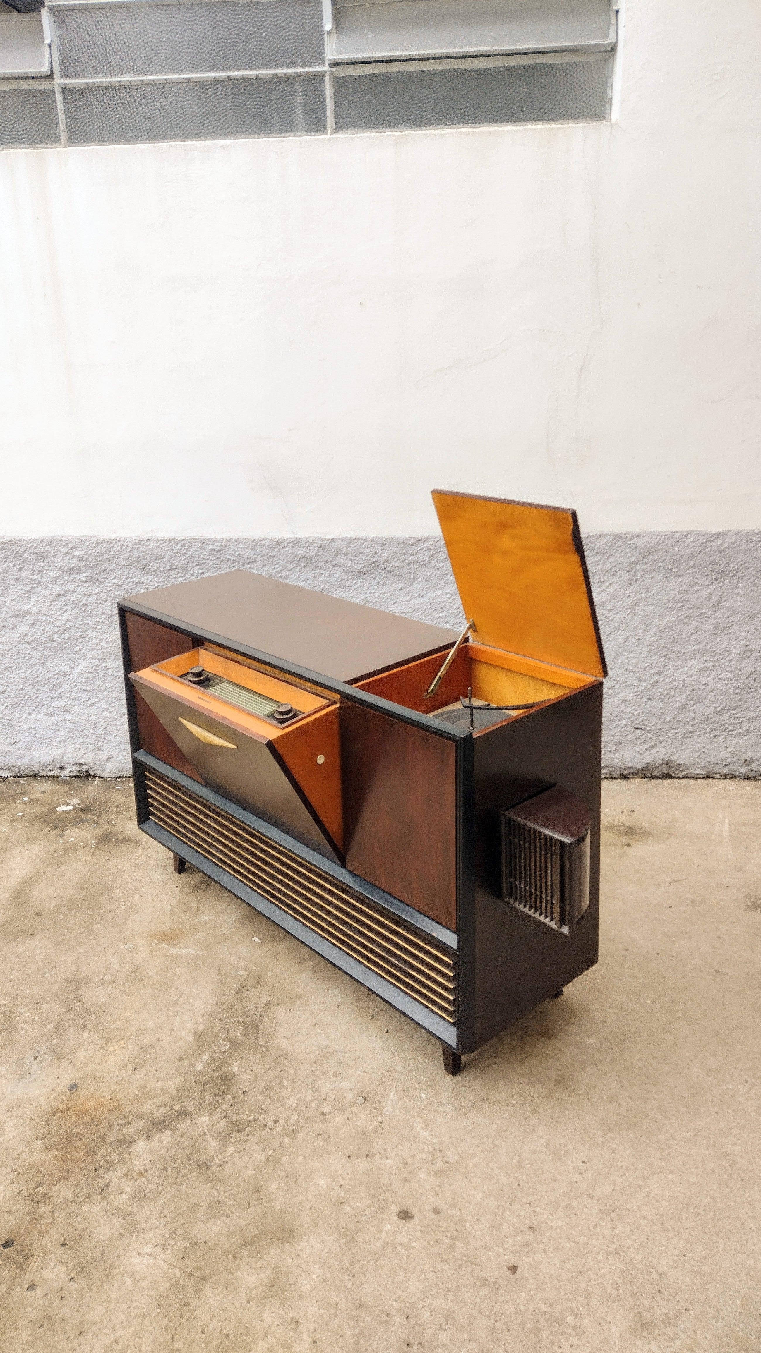 Radio Victrola Telefunken. Piece does not work. We suggest decorative use as buffet, sideboard, etc.

Approximate measurements
Height: 90cm / Width: 140cm / Depth: 44cm

Main wear details:*
-Structure has light chippings on the wood,