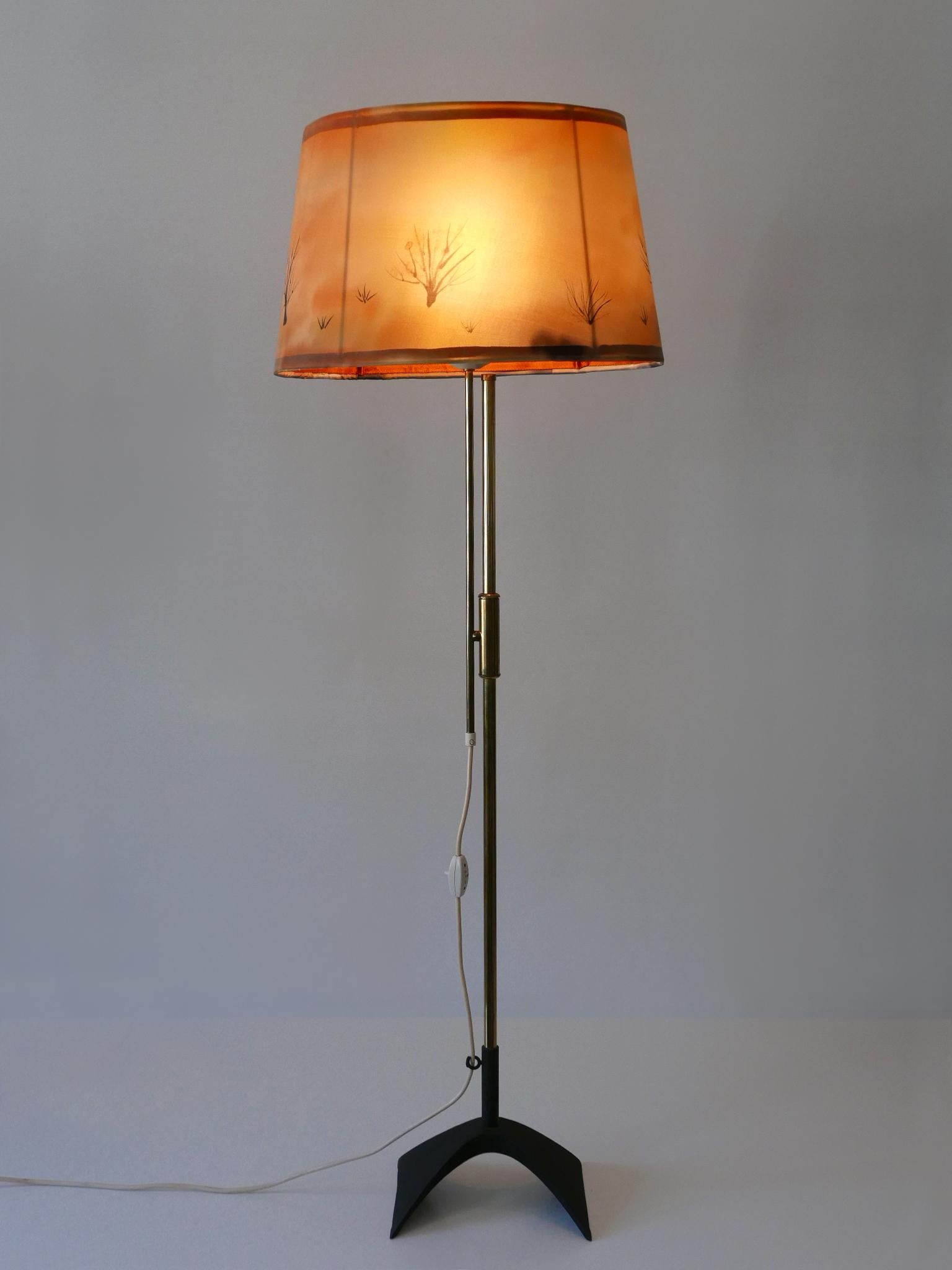 Rarissime et très décoratif lampadaire ou liseuse télescopique Modern-Decor du milieu du siècle dernier. Réglable en hauteur. Conçu et fabriqué par Gebrüder Cosack, Allemagne, années 1950. Marqué sous la base en fonte : PF. 31 ERWI. Le marquage