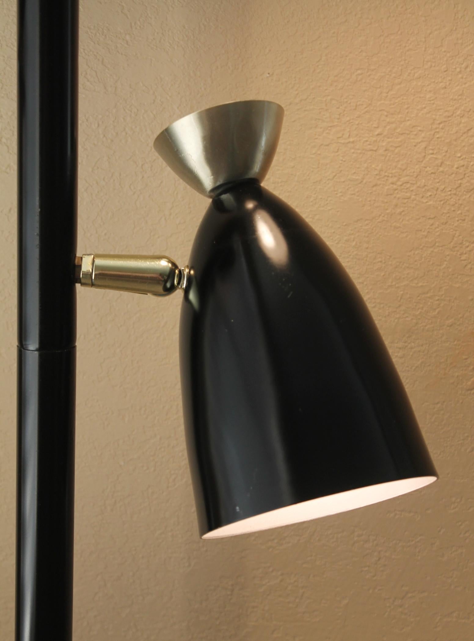 Mid-Century moderno Lampada a palo a tensione del metà del secolo scorso Razzo atomico con paralumi a siluro 1950 Decor in vendita