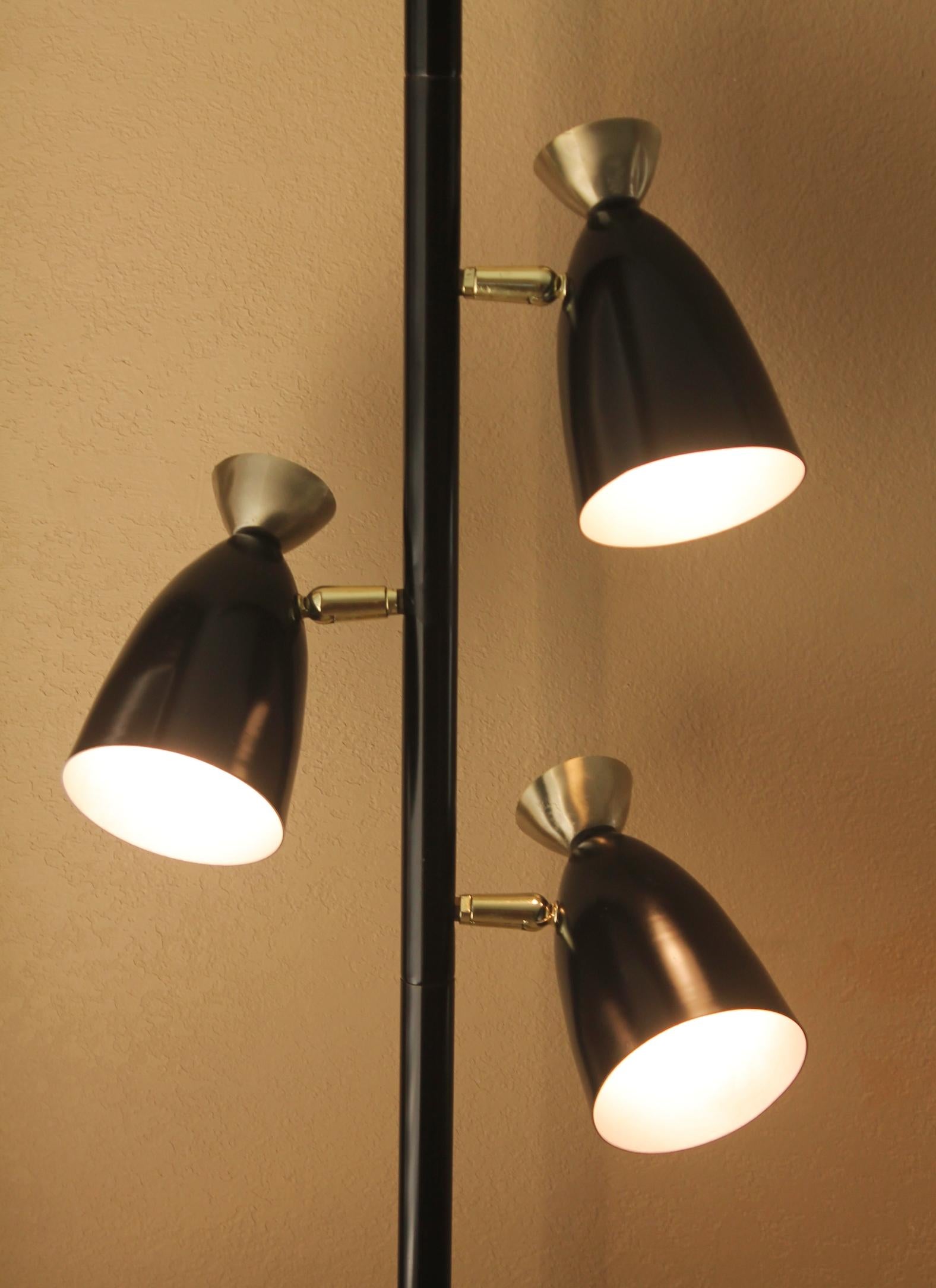 Lampada a palo a tensione del metà del secolo scorso Razzo atomico con paralumi a siluro 1950 Decor In condizioni buone in vendita a Peoria, AZ