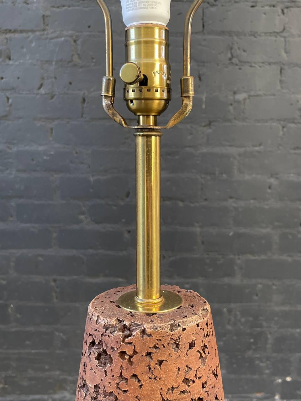 Mid-Century Modern Terracota & Brass Accent Table Lamp In Good Condition For Sale In Los Angeles, CA