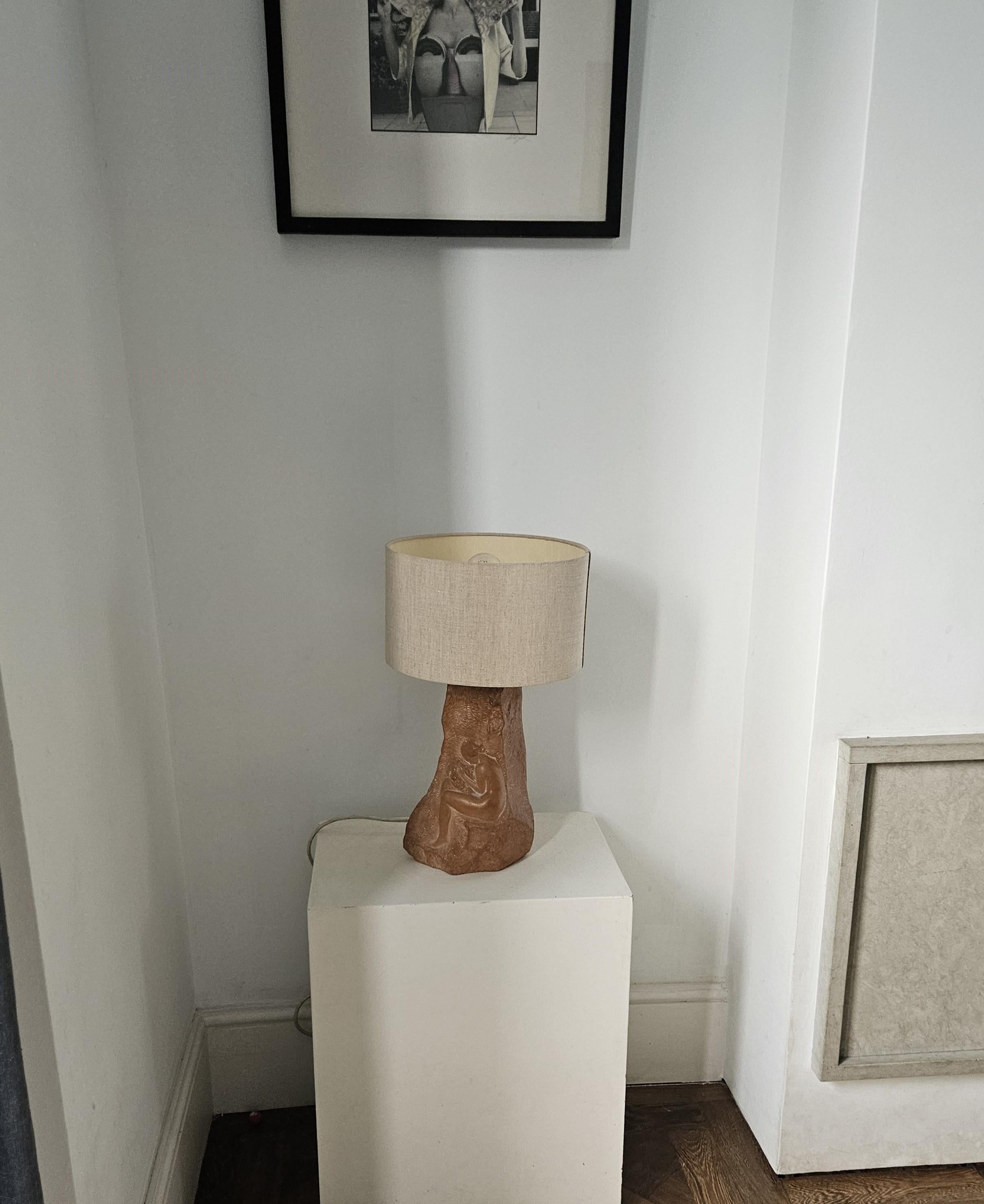 Lampe d'inspiration classique de grande taille, fabriquée à partir d'une plaque de terre cuite. Cette lampe inhabituelle s'intègre parfaitement dans un intérieur plus traditionnel ou plus contemporain. Signé Gemelli à la base.
