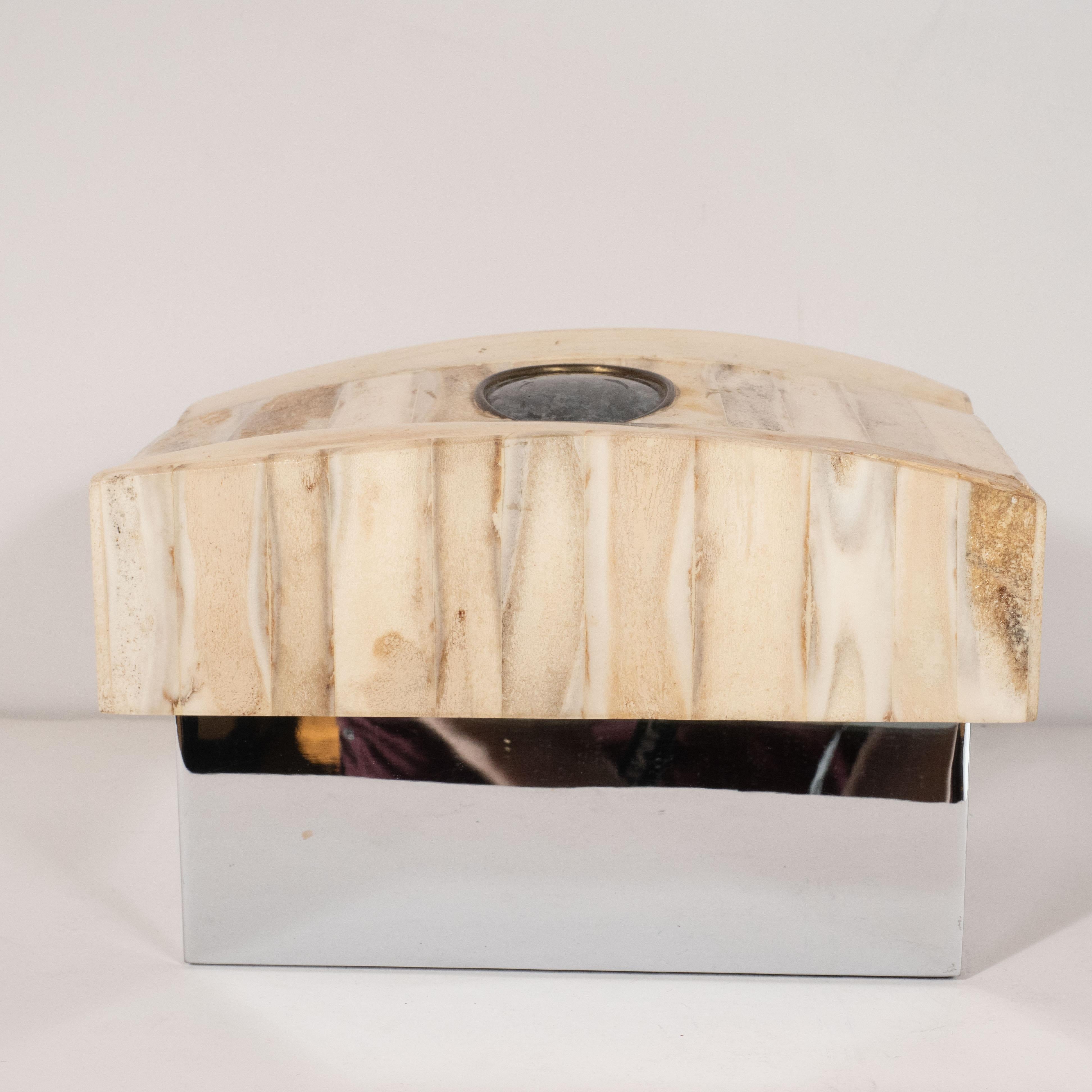 This bold and sophisticated decorative box was realized by the esteemed artisans Gene Jonson and Robert Marcius in the United States, circa 1970. This is a particularly stunning example of their practice. It features a tessellated antler top-